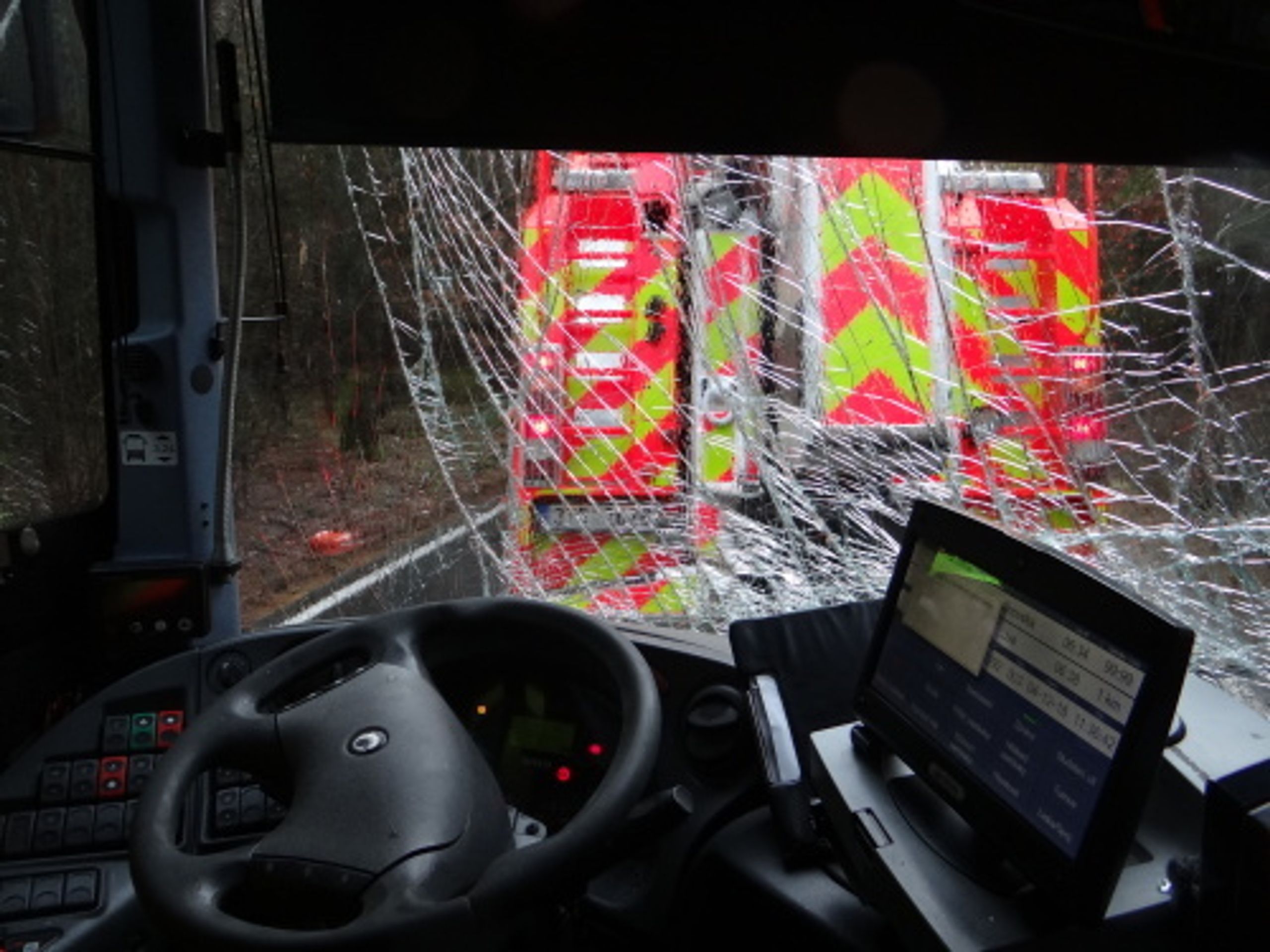 Autobus v příkopu na Opavsku vyprošťovali hasiči - 18 - GALERIE: Autobus na Opavsku vyprošťovali z příkopu hasiči (3/20)