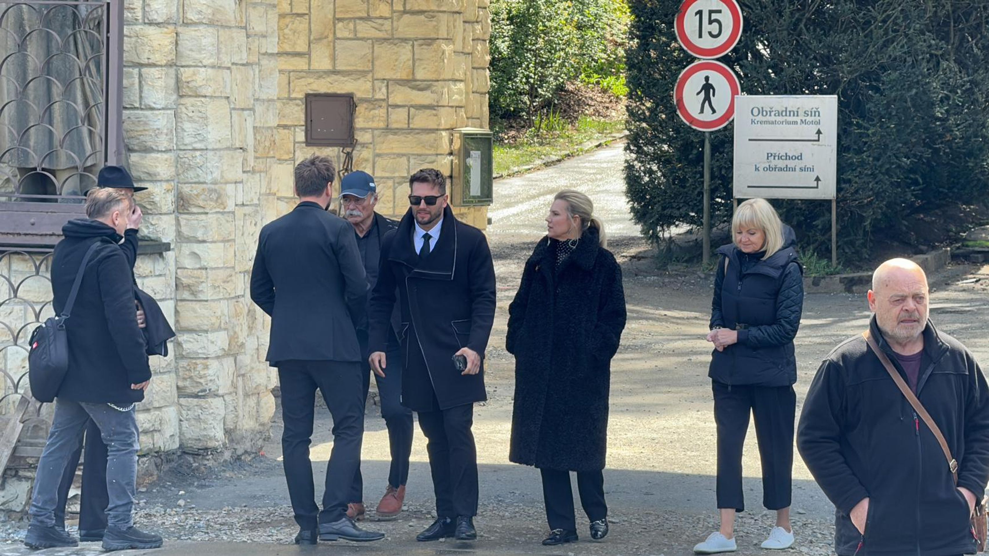 Leona Machálková a Pavel Nový na pohřbu Josefa Laufera (1) - Pohřeb Josefa Laufera (15/19)