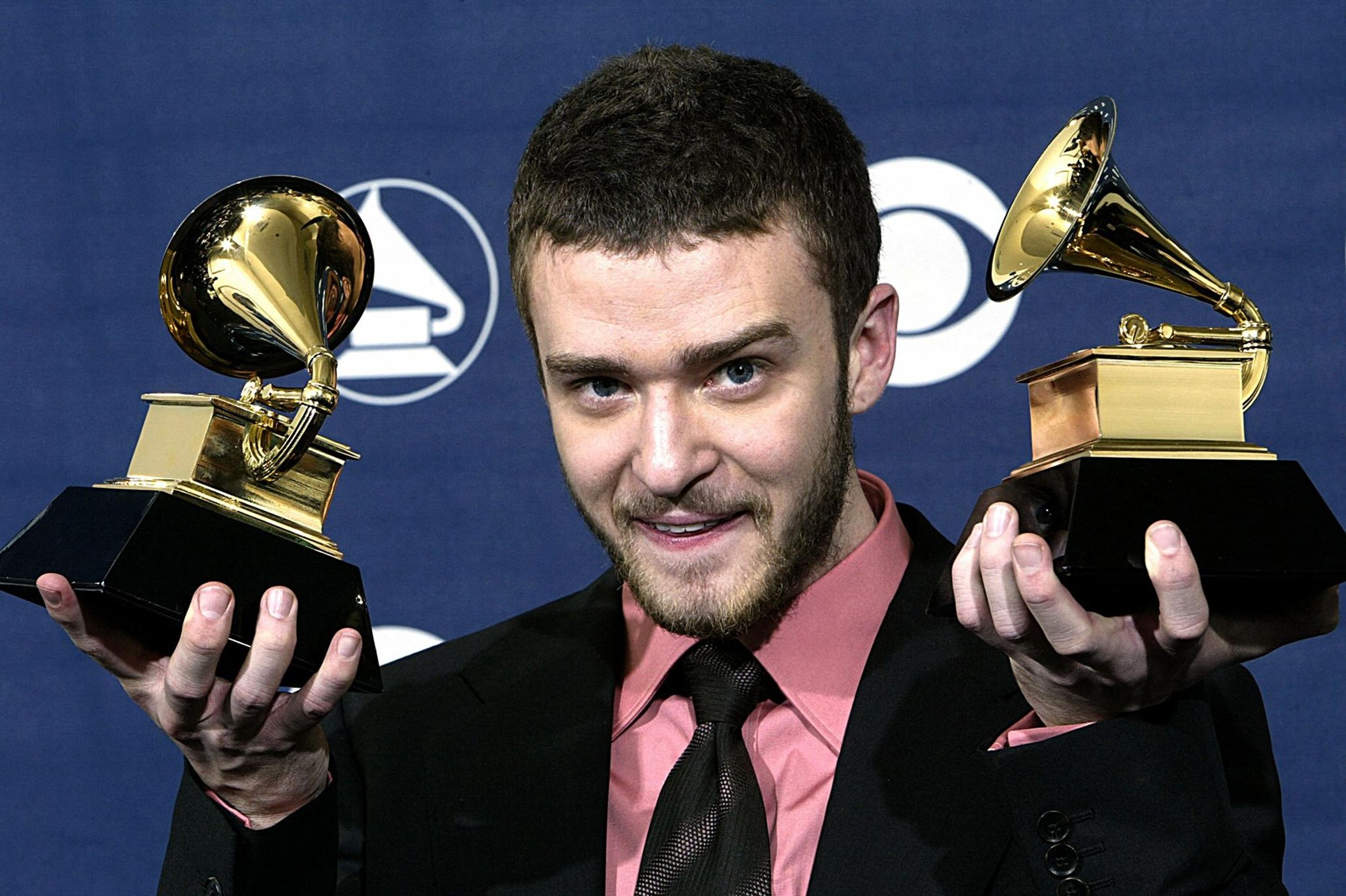 Justin Timberlake se svými trofejemi, 8. 2. 2004 Grammy Awards - Justin Timberlake (6/7)