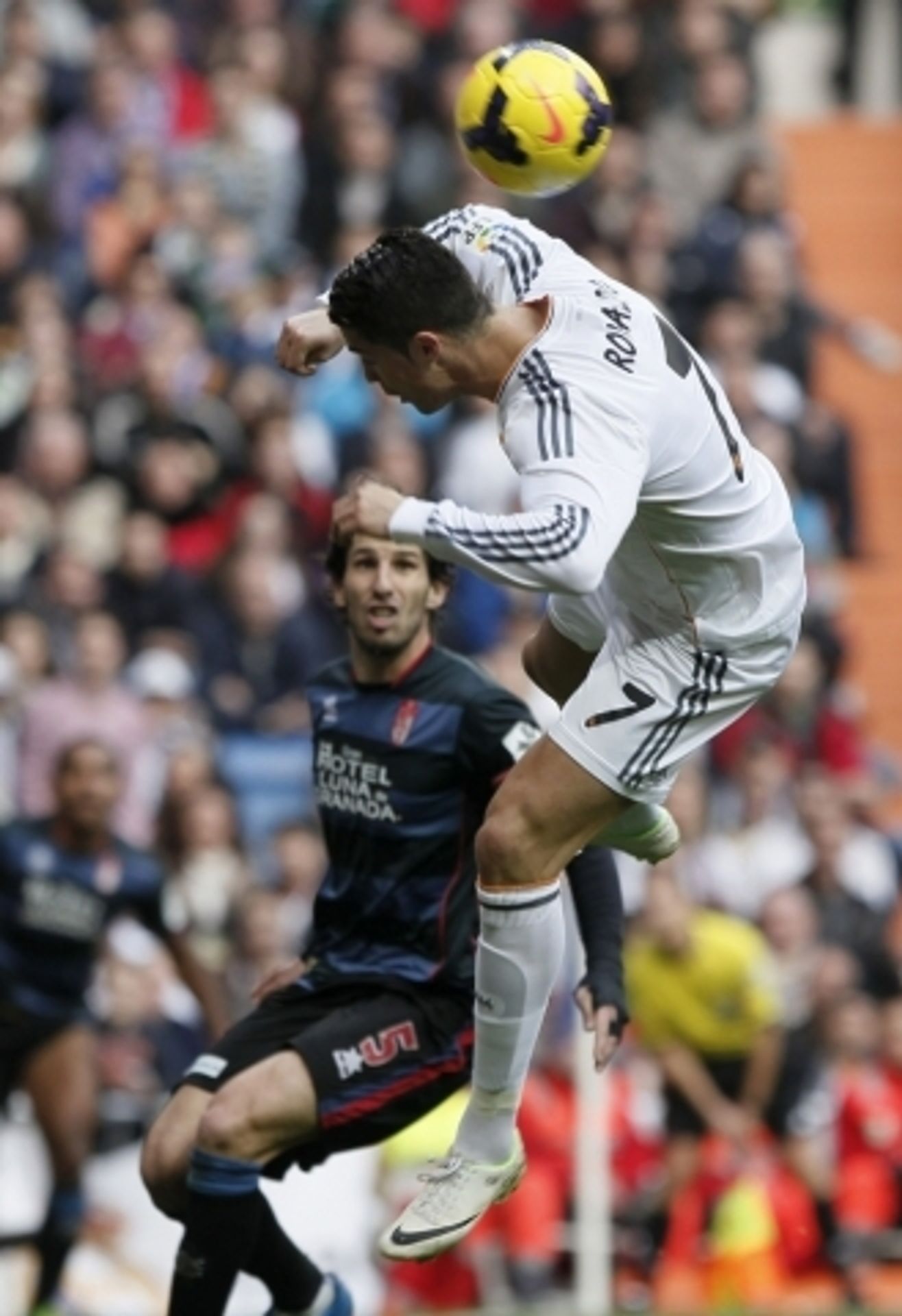 Cristiano Ronaldo ukázal na Santiago Bernabeu Zlatý míč - 6 - GALERIE: Cristiano Ronaldo ukázal na stadionu Zlatý míč (5/12)