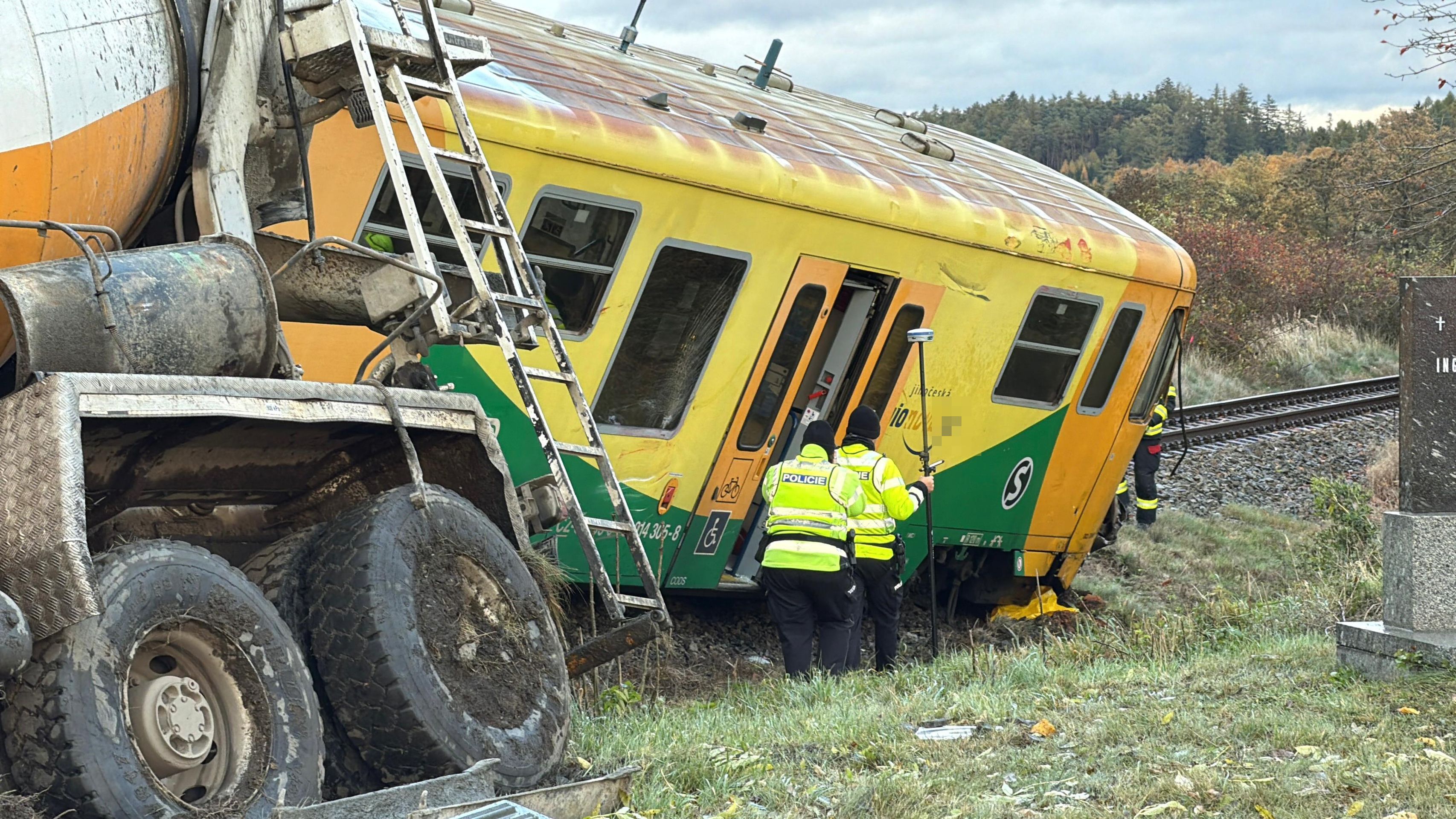 Srážka vlaku s nákladním automobilem u Příbrami - Srážka vlaku s nákladním automobilem u Příbrami (11/23)