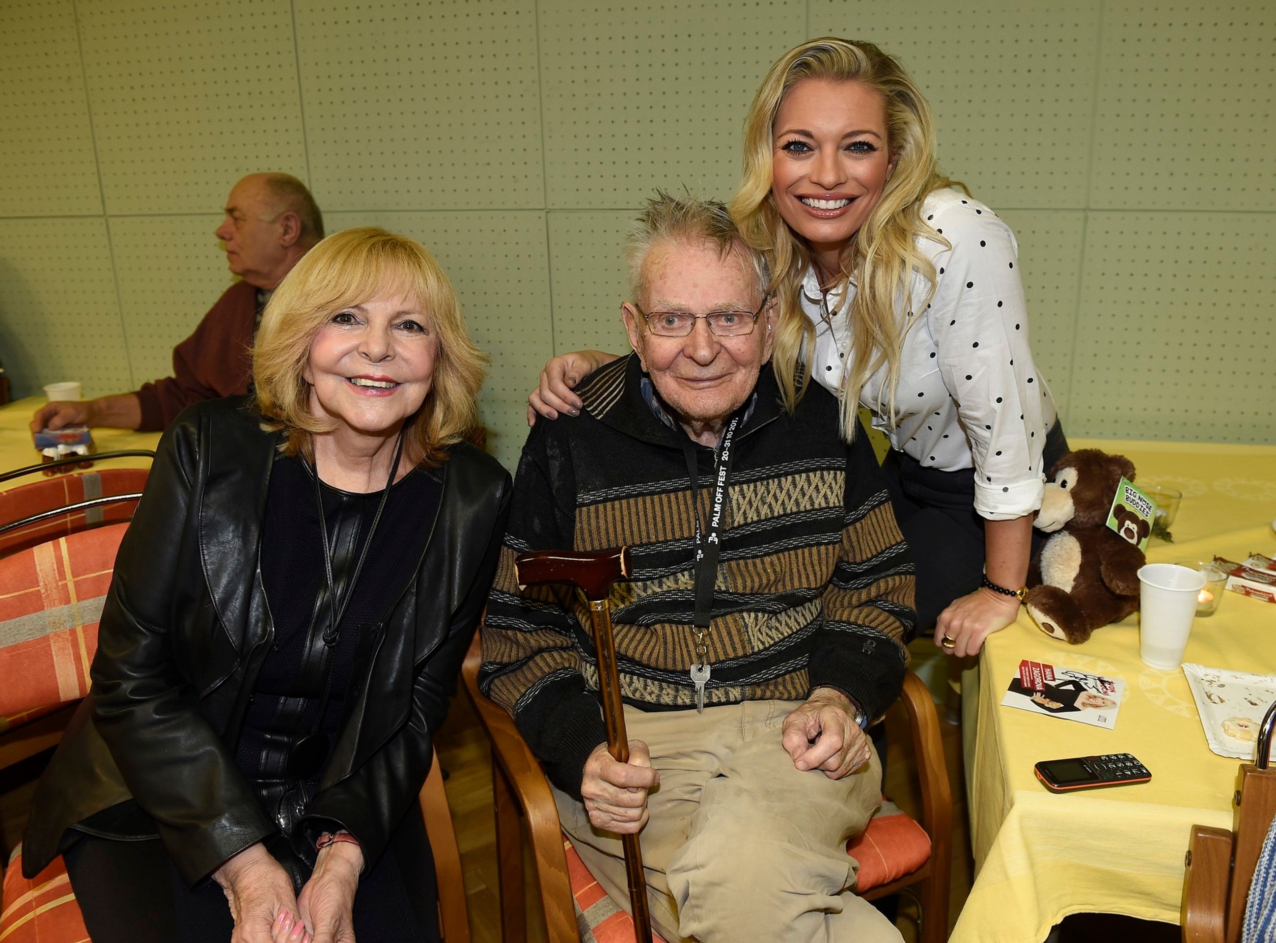 Hana Zagorová, Jan Skopeček a Lucie Borhyová v Domově seniorů Nová slunečnice (20. 12. 2017) - Lucie Borhyová a Hana Zagorová (2/4)