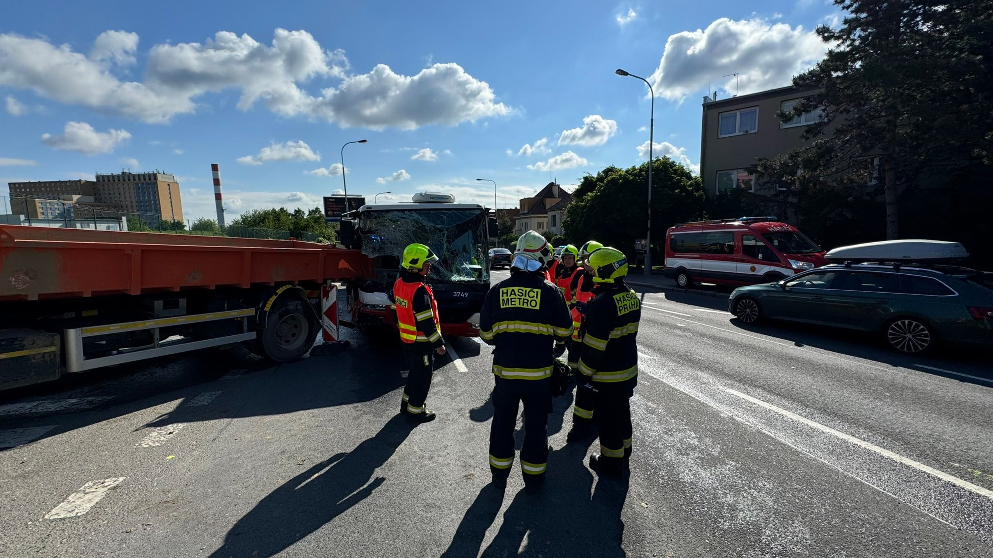 Srážka autobusu s nákladním autem v Praze (2) - Nehoda autobusu v Praze (5/12)