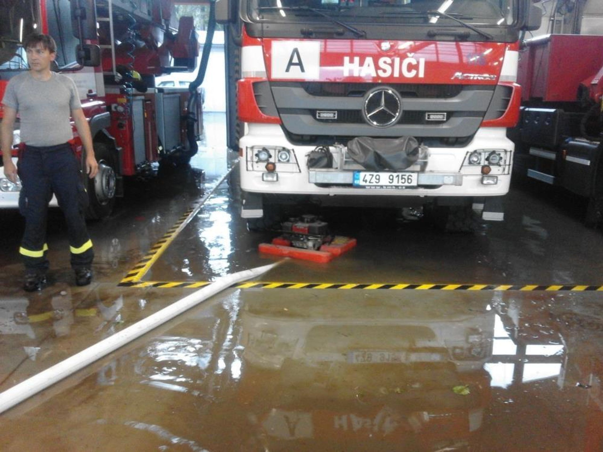 Ve Zlínském kraji se voda prohnala stanicí hasičů - 4 - GALERIE: Ve Zlínském kraji se voda prohnala stanicí hasičů (4/8)
