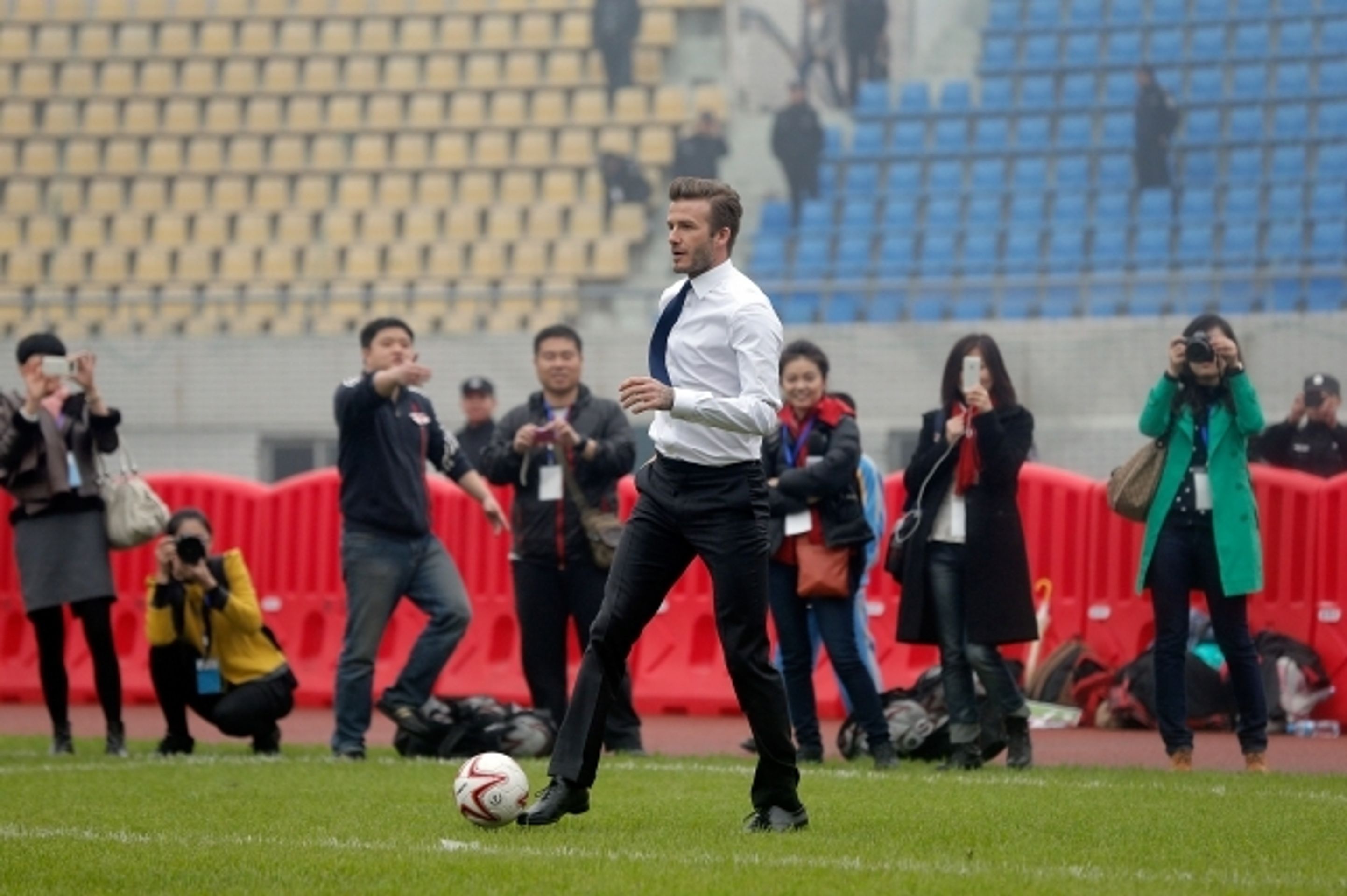 David Beckham upadl v Číně na hřišti - 10 - GALERIE: Pád Davida Beckhama v Číně (5/13)
