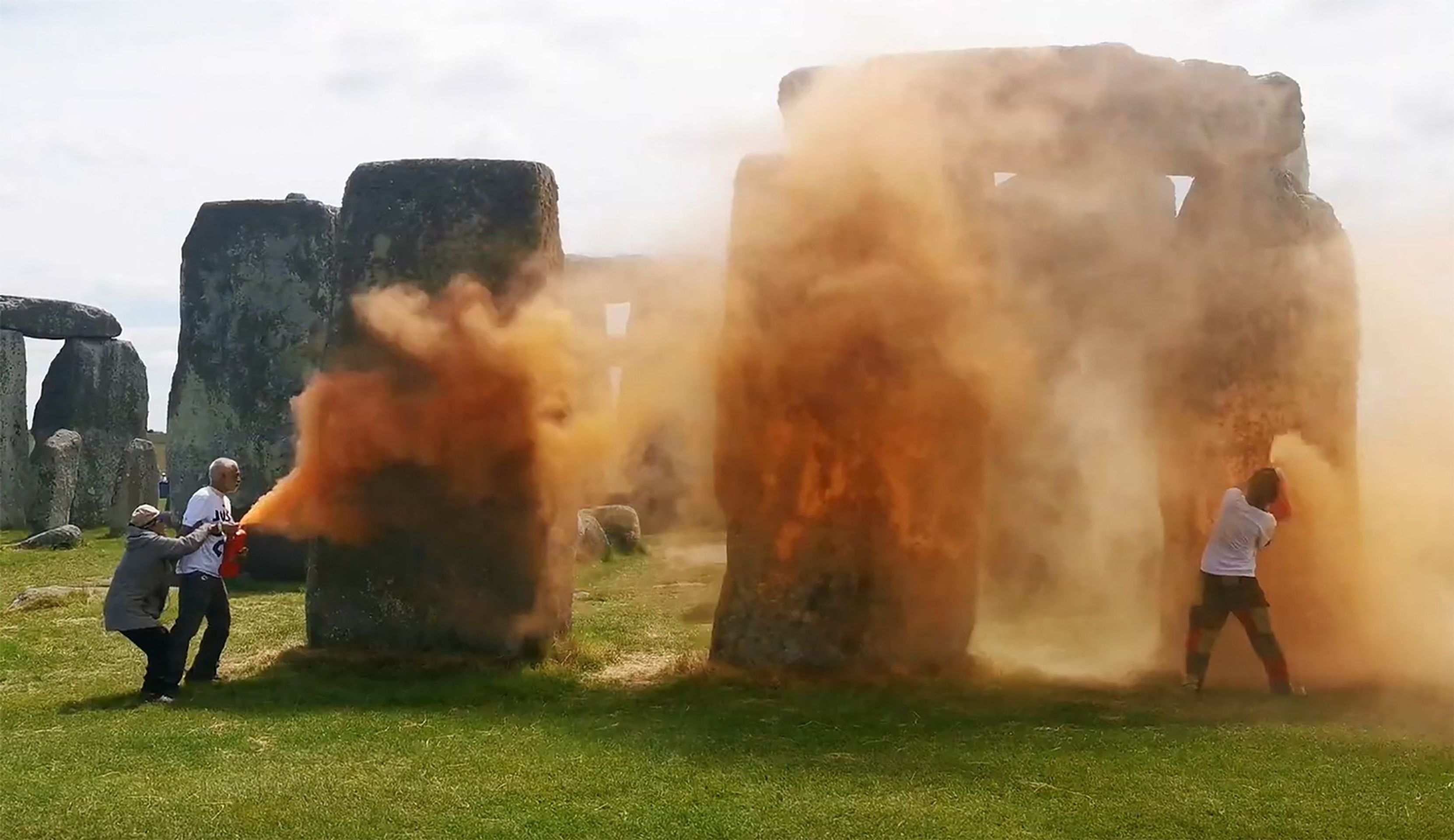 Aktivisté posprejovali Stonehenge (1) - Aktivisté posprejovali Stonehenge (3/3)