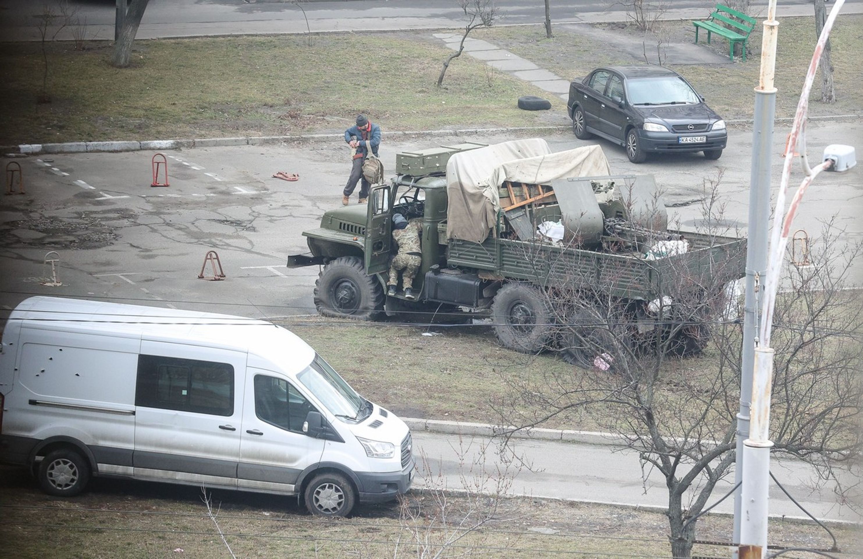 Vojenské vozidlo s ruskými diverzanty zastřelené ukrajinskými silami teritoriální obrany v Kyjevě - Druhý den války na Ukrajině (22/24)