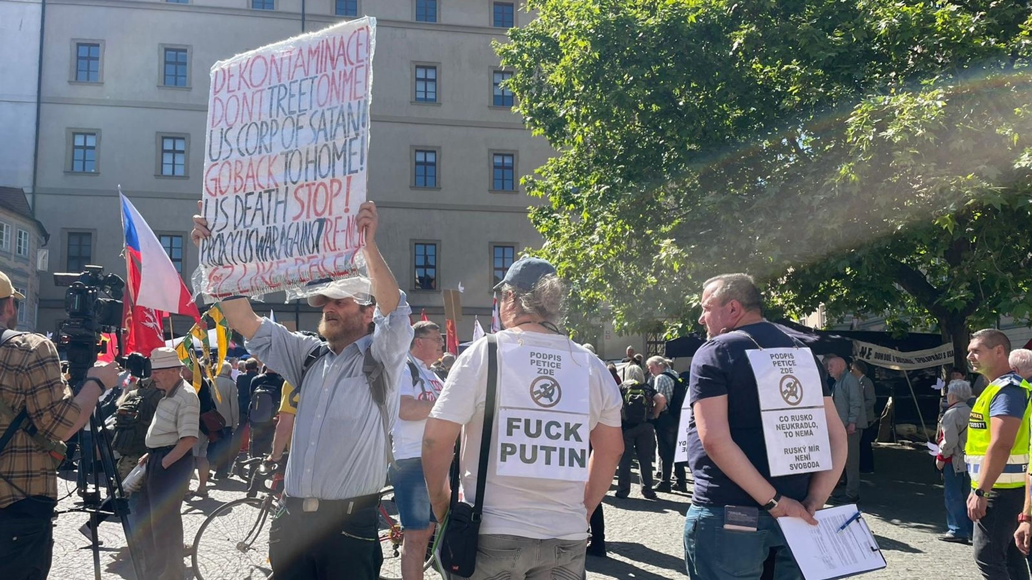Demonstrace před Poslaneckou sněmovnou - Demonstrace před Poslaneckou sněmovnou (3/3)