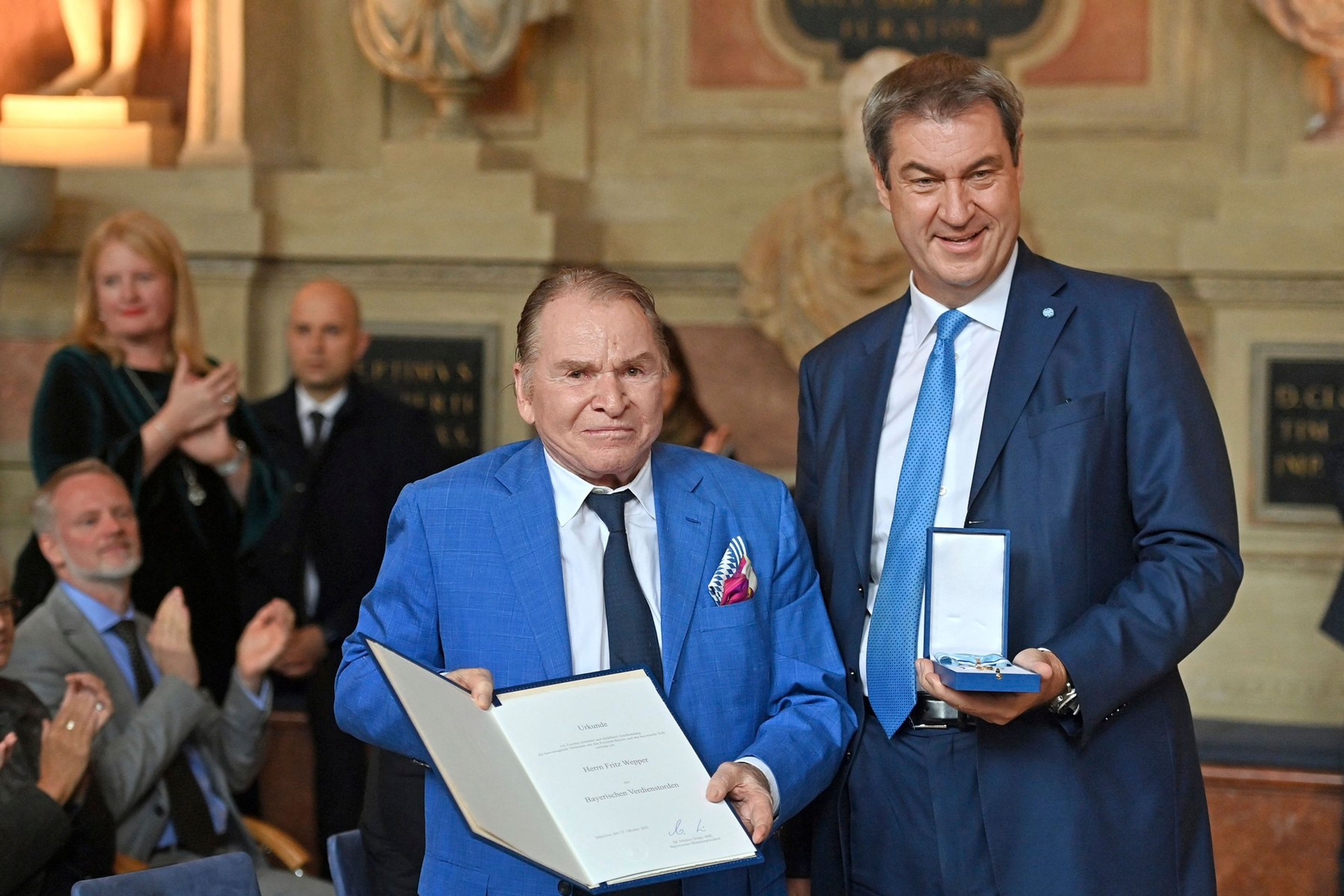Fritz Wepper přebírá Bavorský řád za zásluhy od Markuse Soedera, 2022 - Herec Fritz Wepper (4/4)