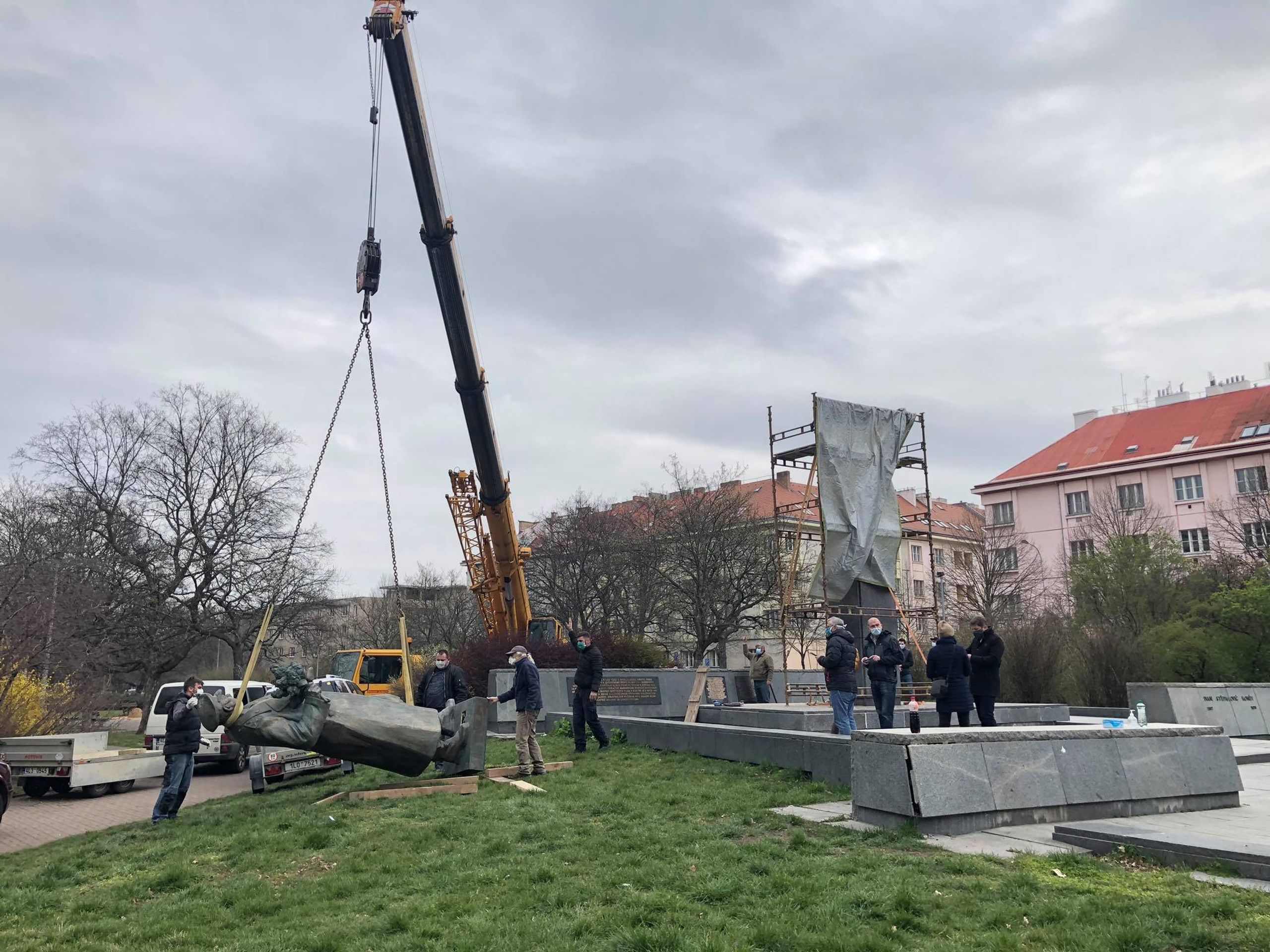 Odstranění pomníku maršála Koněva - GALERIE: Odstranění sochy maršála Koněva (8/14)