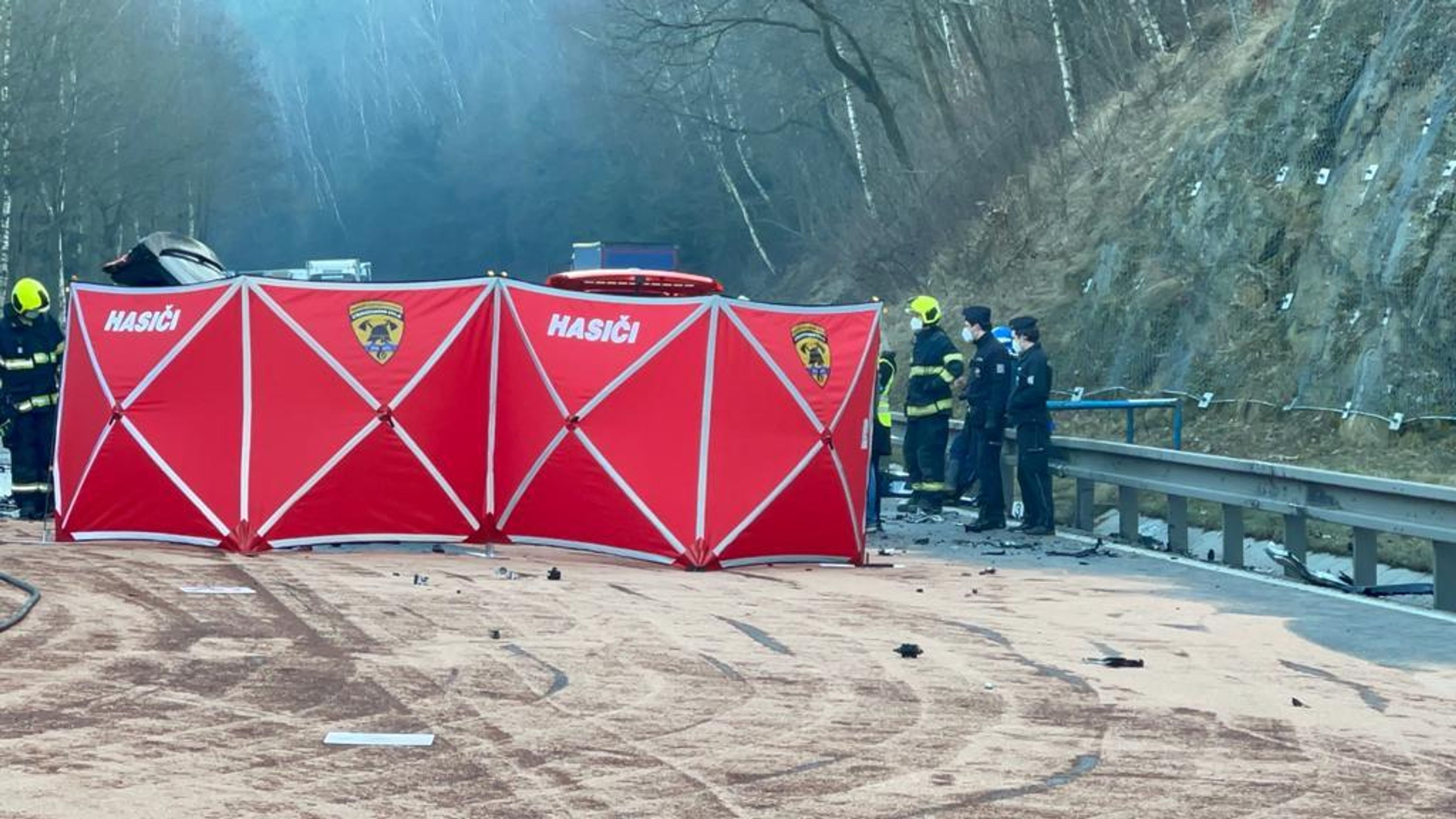 Dopravní nehoda nákladního a osobního vozidla za Voticemi - 6 - GALERIE: Dopravní nehoda nákladního a osobního vozidla za Voticemi (6/10)