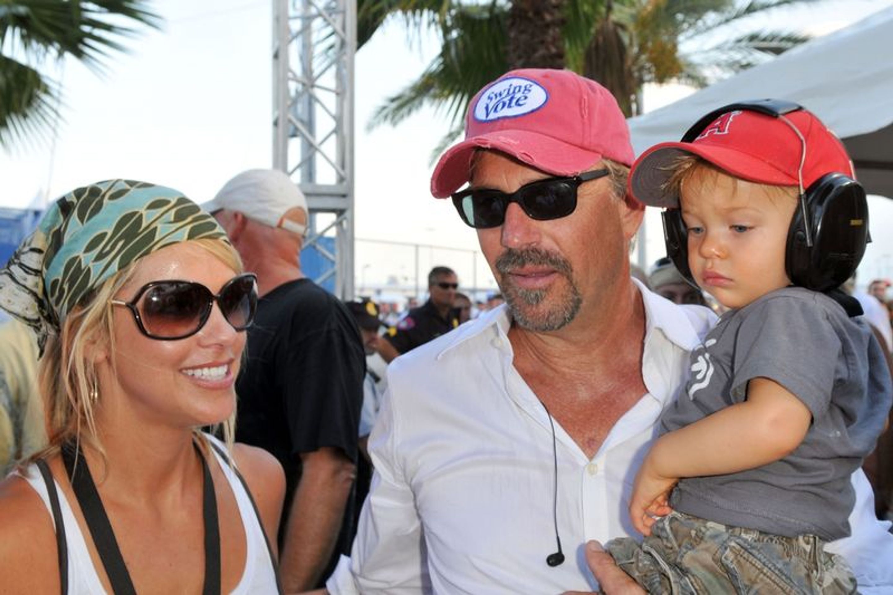 Kevin Costner s manželkou Christine a synem Caydenem - Kevin Costner (1/4)