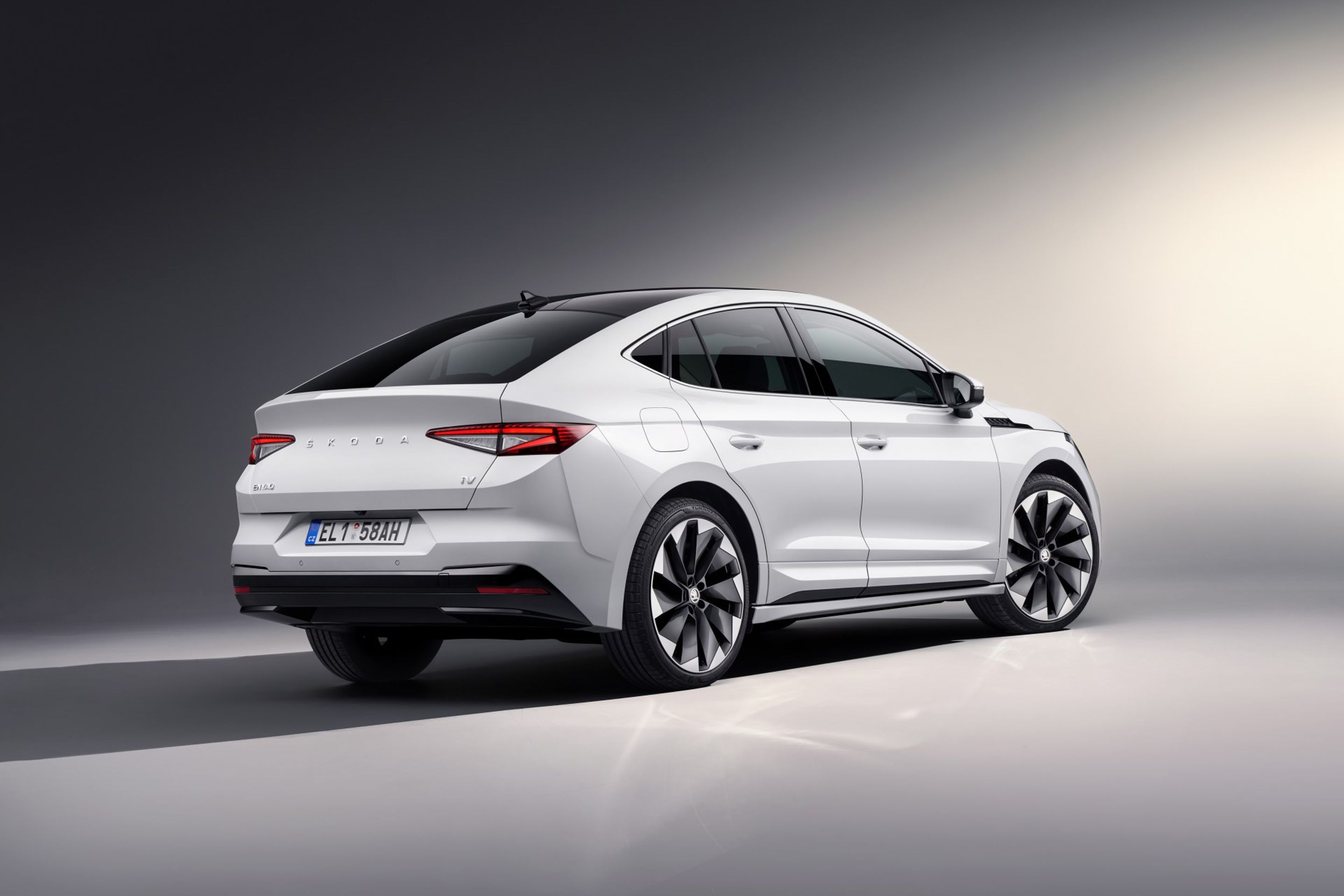 Škoda Enyaq Coupé iV - Enyaq Coupé iV se zkosenou zádí (14/15)