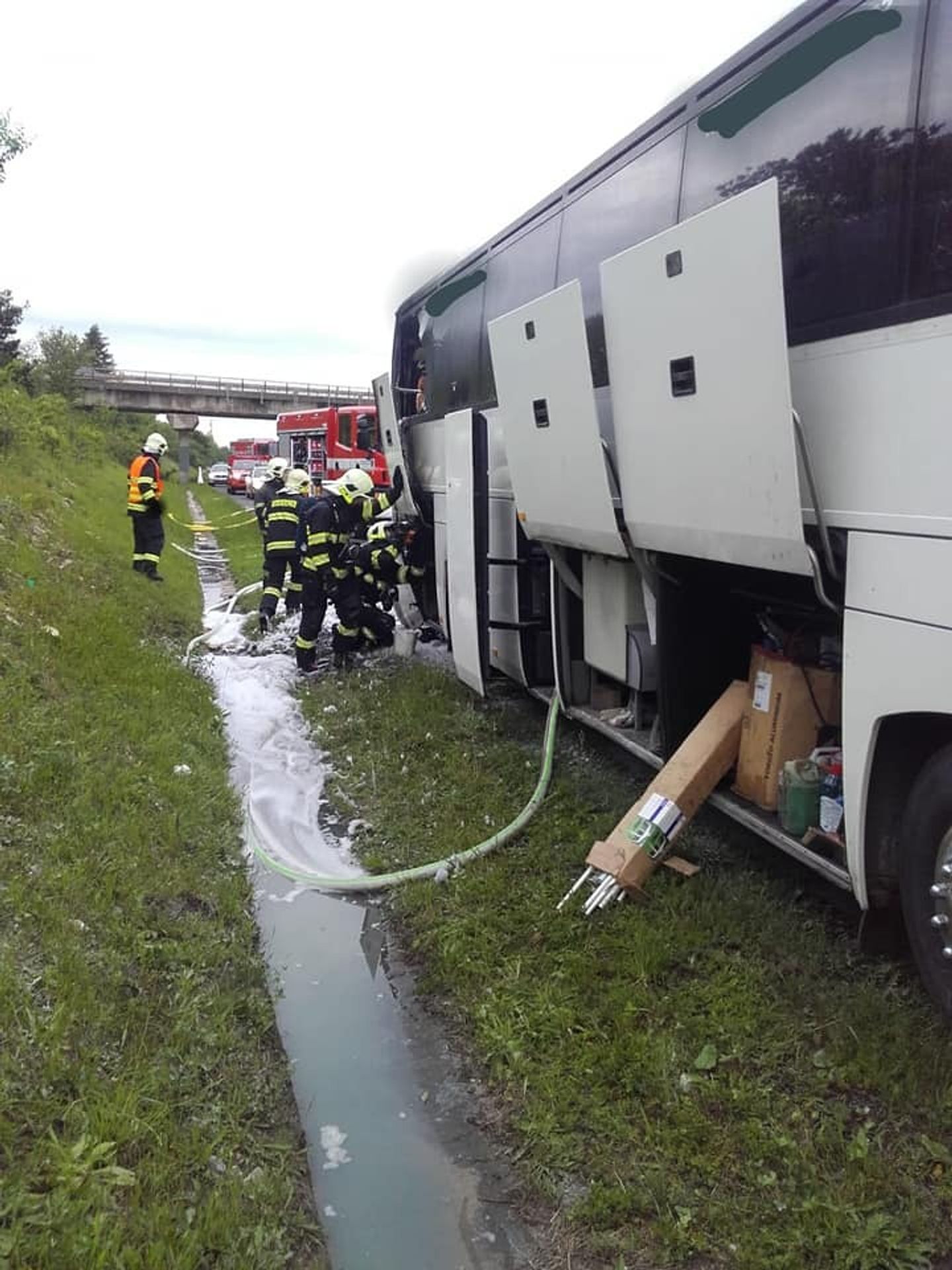Požár autobusu na D7 - 9 - GALERIE: Požár autobusu na D7 (9/10)