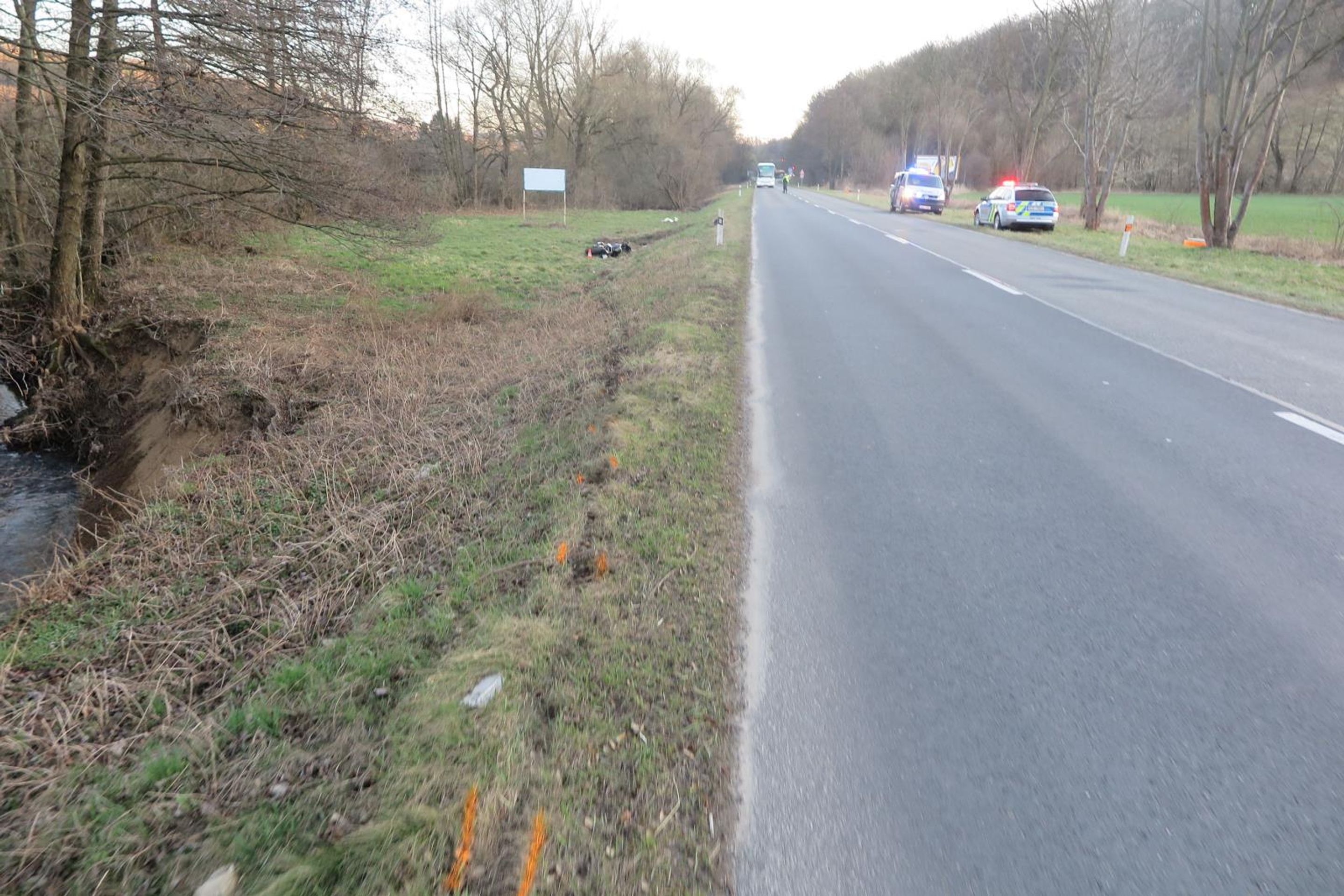 Místo dopravní nehody - Šéfka zlínské hygieny měla srazit motorkáře (1/3)