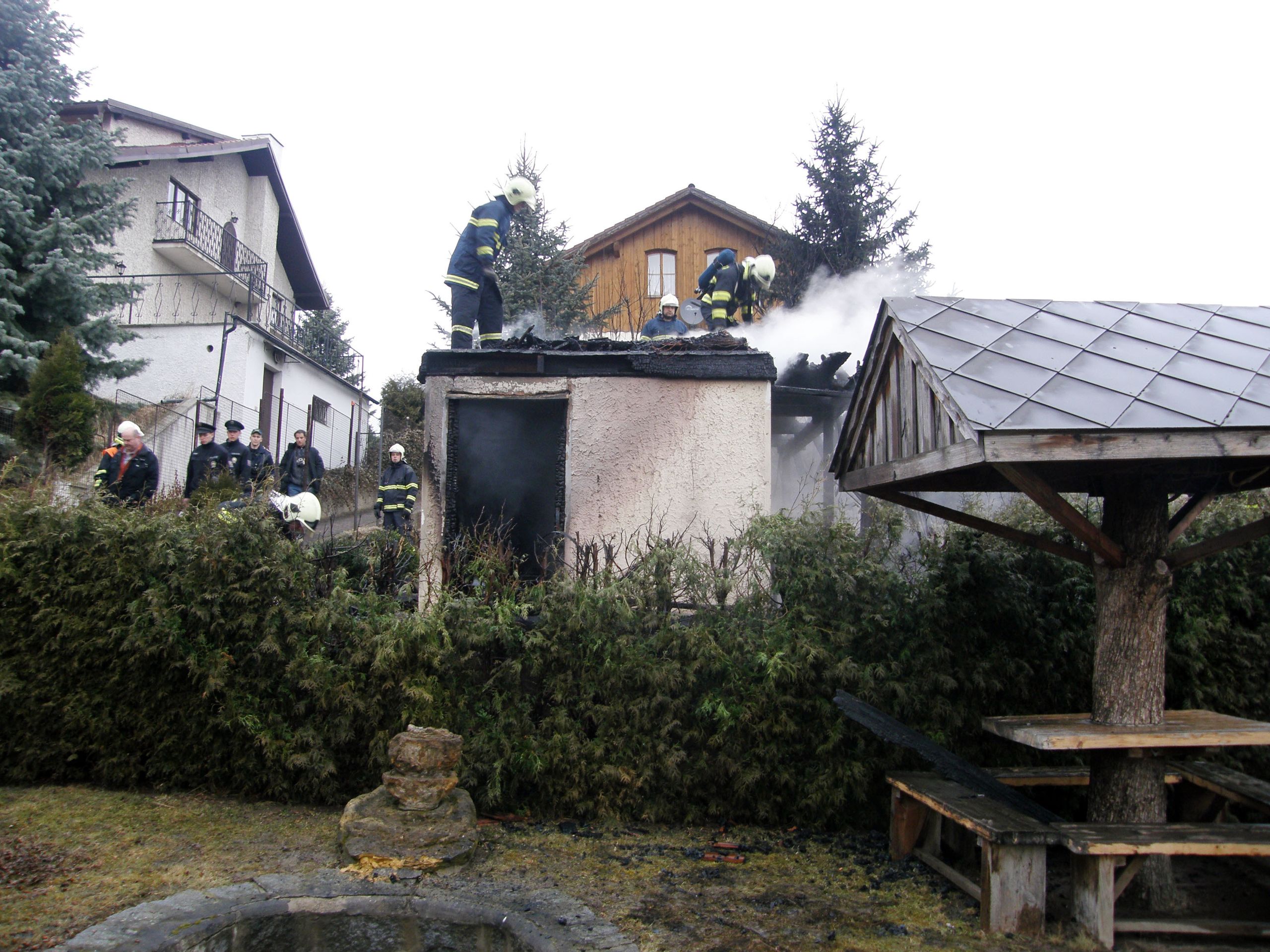 Požár zahradního domku ve Statenicích - 2 - GALERIE: Požár zahradního domku ve Statenicích (2/5)