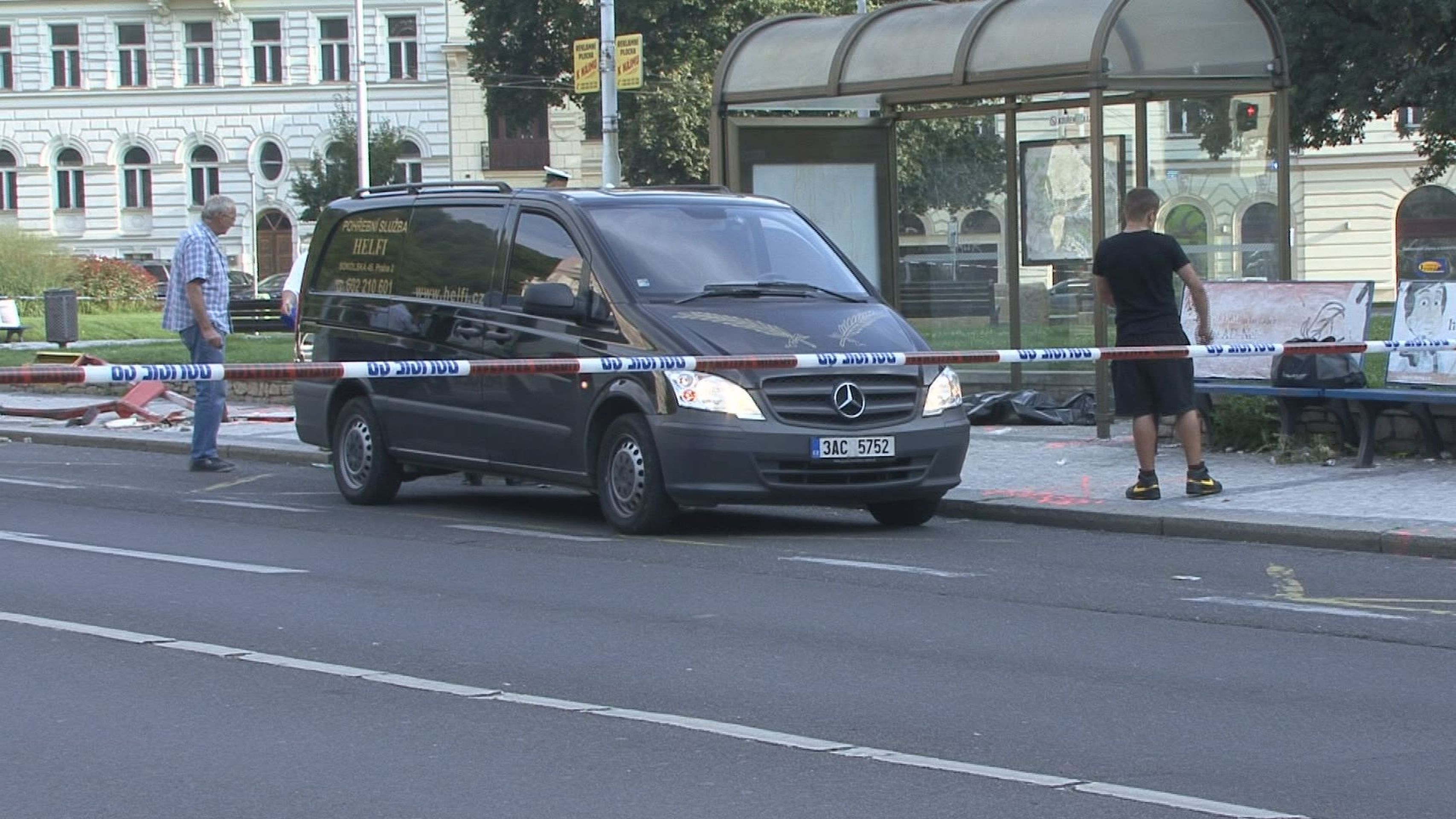 Řidič zabil ženu čekající na tramvaj a utekl - GALERIE: Nehoda v Praze, při níž řidič BMW srazil a zabil mladou ženu na zastávce MHD (5/13)