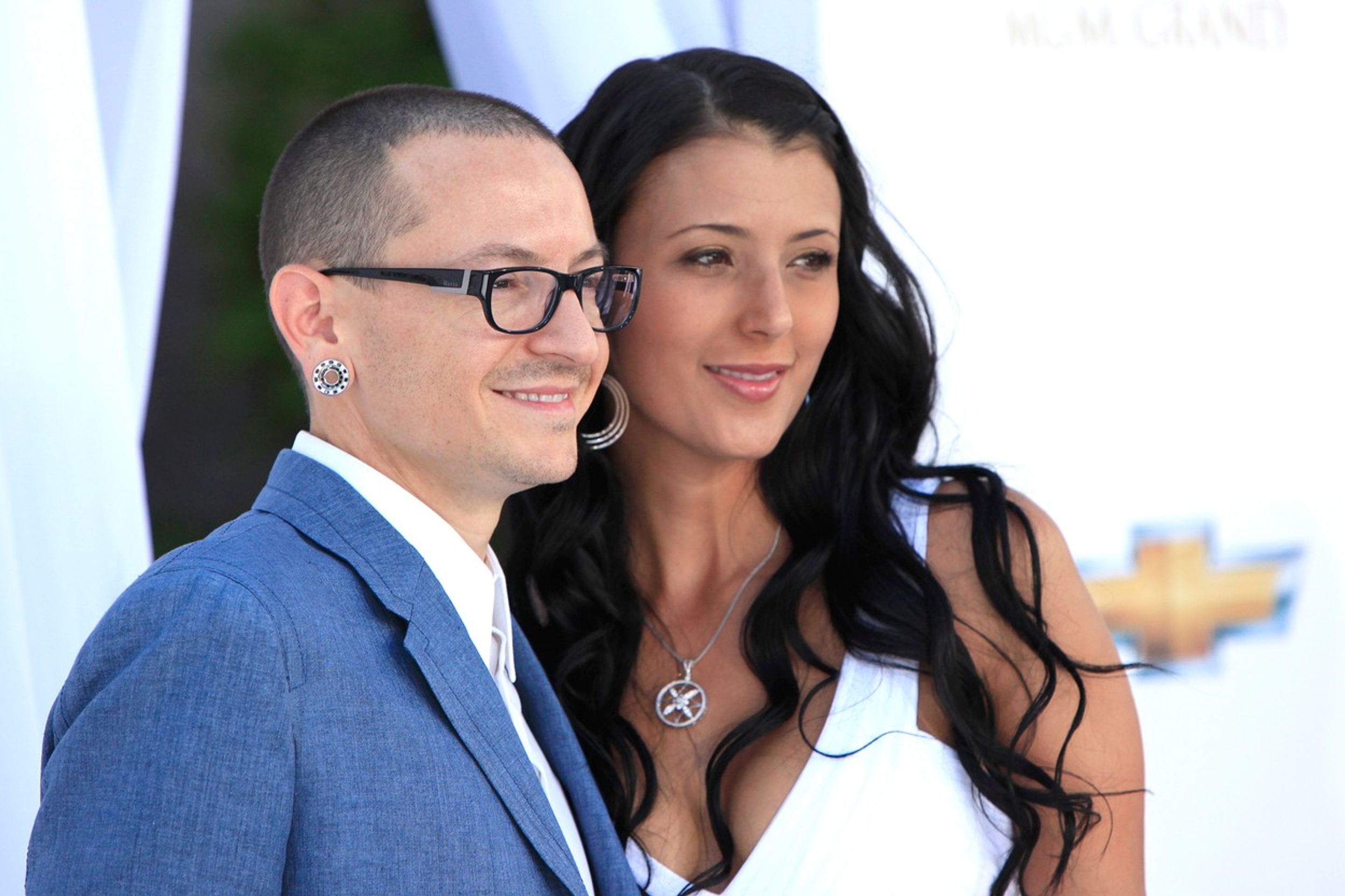 Chester Bennington a jeho žena Talinda Celebrities - 1 - GALERIE: Rozloučení s Chesterem Benningtonem (7/7)