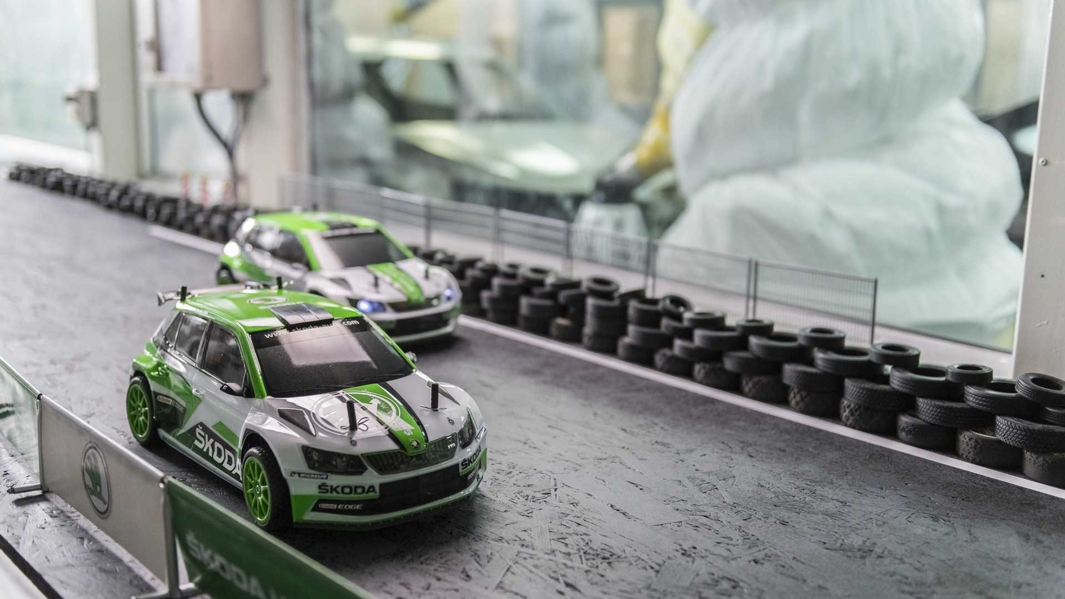 Závodní modely v továrně Škody - 20 - Fotogalerie: Závodní Fabie R5 se prohání továrnou Škody (3/16)