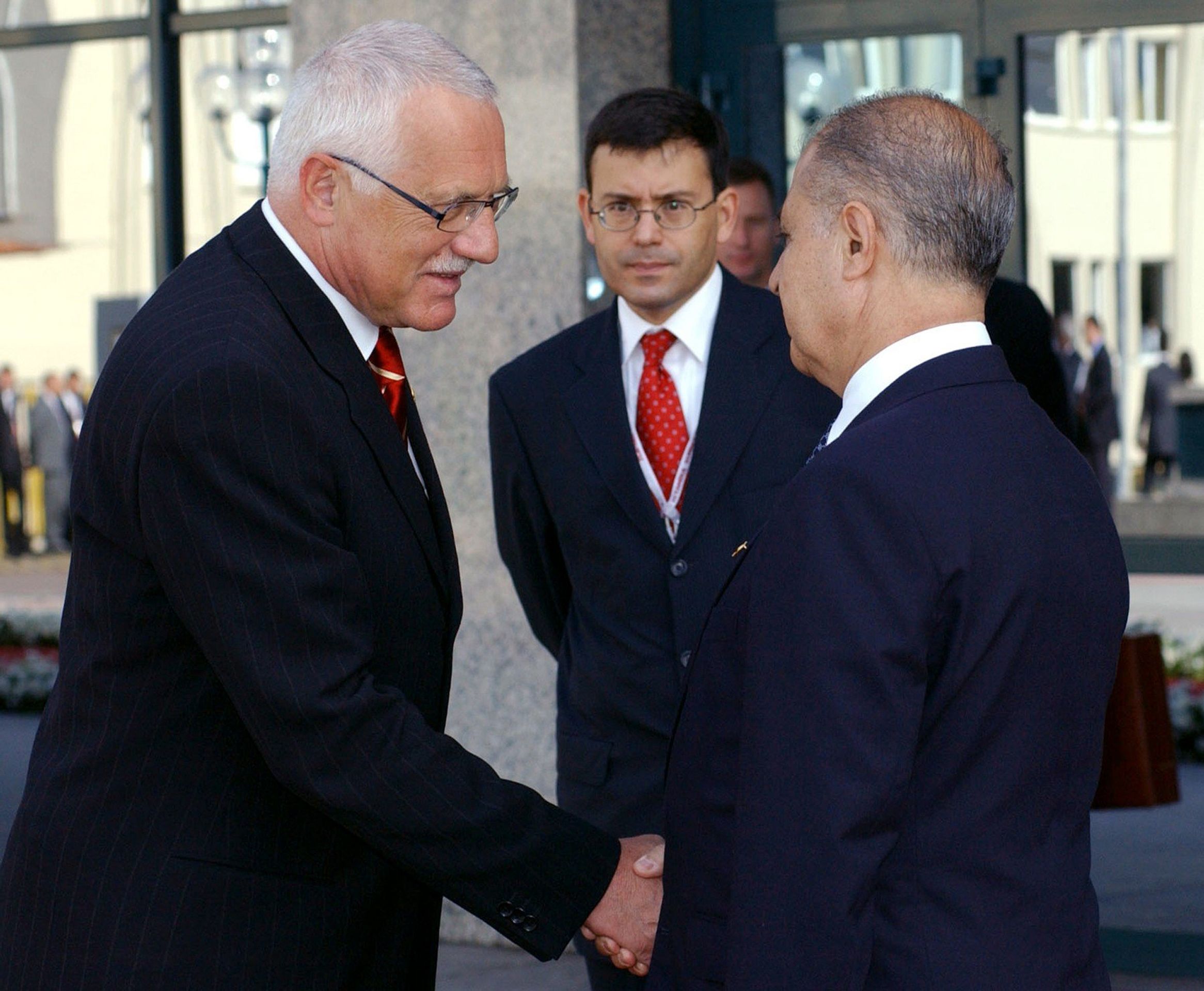 Václav Klaus a Ahmet Necdet Sezer na začátku summitu v Istanbulu - 2004 - GALERIE: Čeští prezidenti na summitech NATO (4/8)