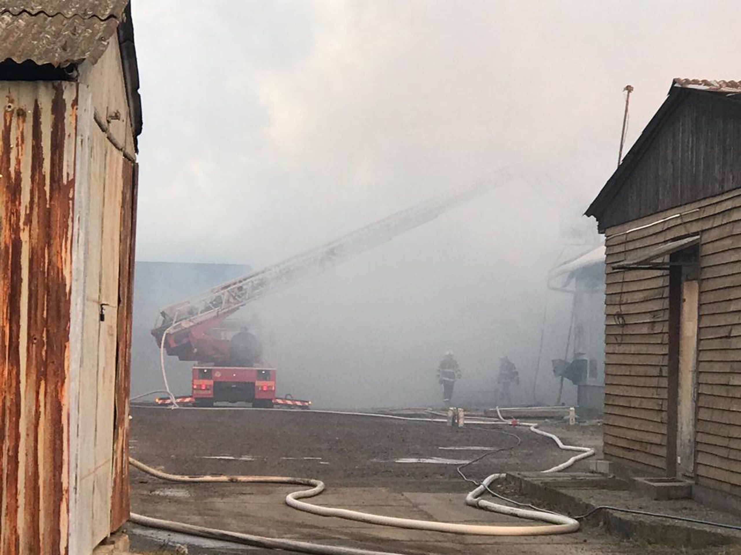 Požár haly s pyrotechnikou v Horních Počernicích - 4 - GALERIE: Požár haly s pyrotechnikou v Horních Počernicích (8/27)