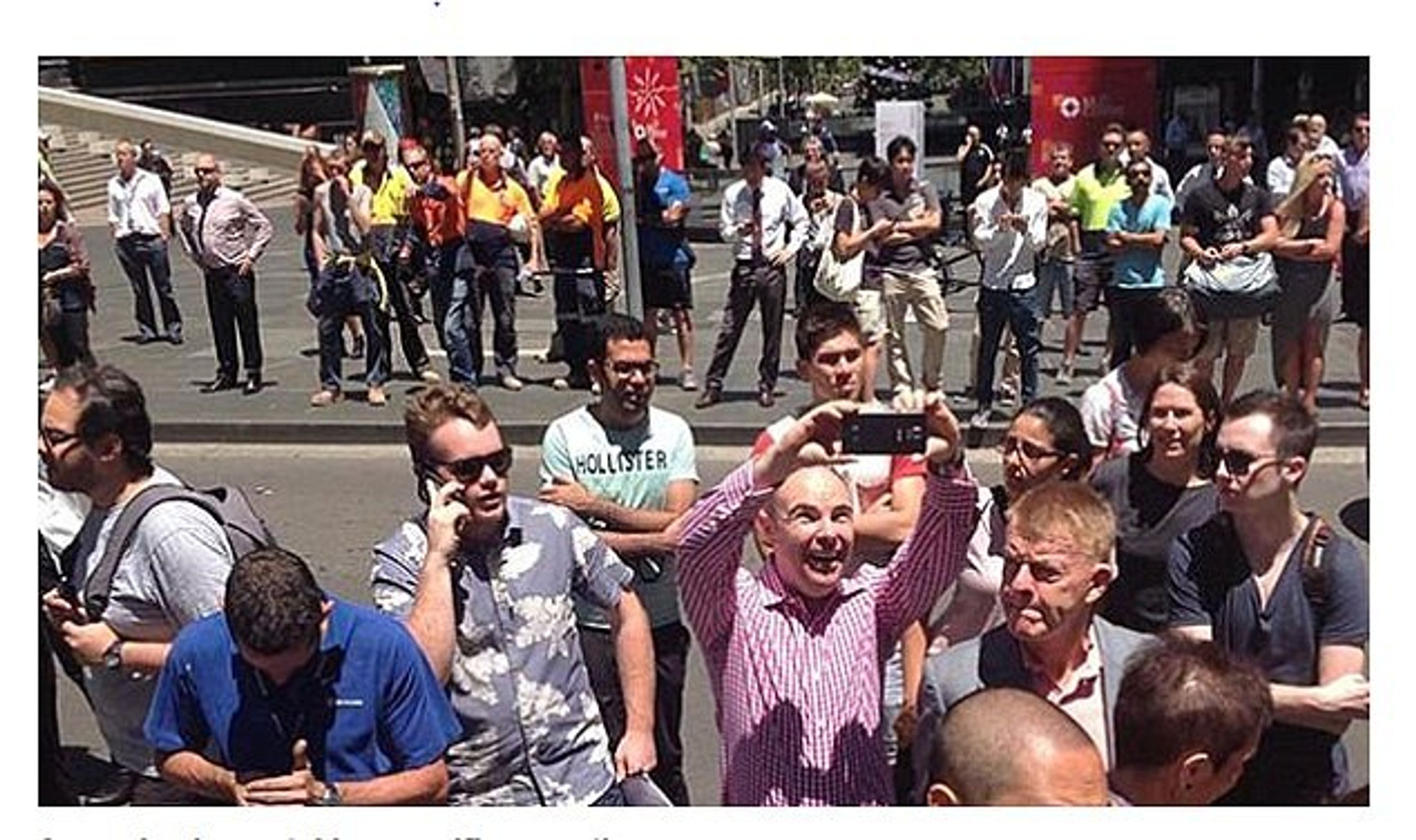 Lidé si pořizují selfie před obleženou kavárnou v Sydney - 4 - GALERIE: Selfie před obleženou kavárnou v Sydney (1/5)