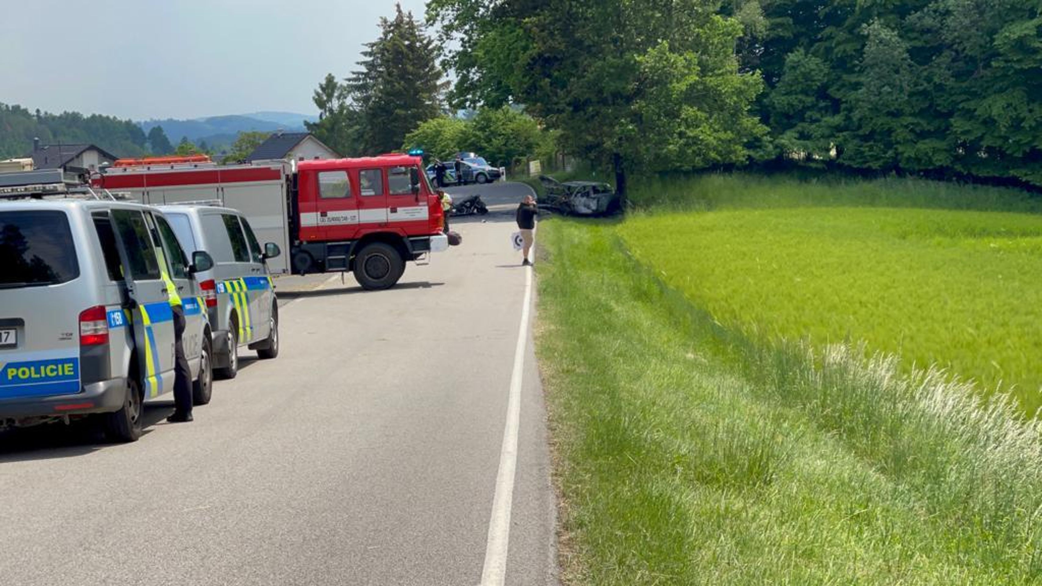 Smrtelná nehoda auta a motorky u Velkých Popovic - 1 - GALERIE: Smrtelná nehoda auta a motorky nedaleko Velkých Popovic (4/4)