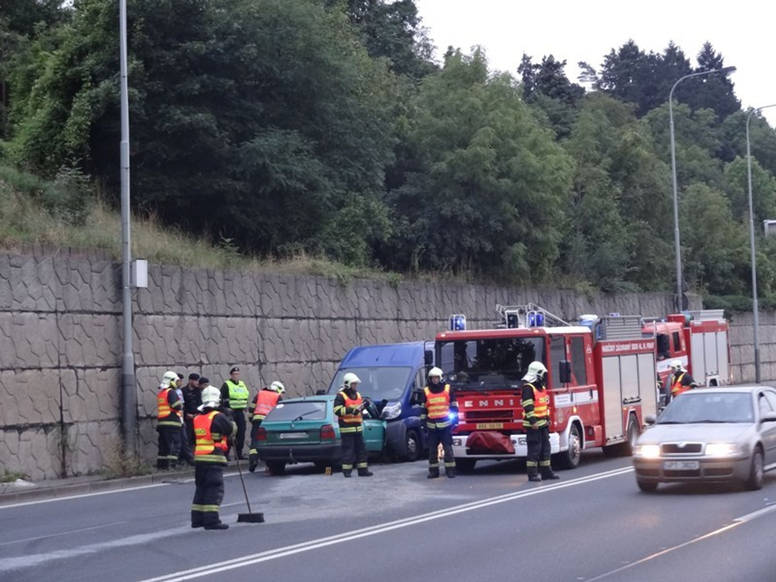 Řidič felicie vjel na pražském Barrandově do protisměru - 7 - GALERIE: Řidič felicie vjel na pražském Barrandově do protisměru (7/7)