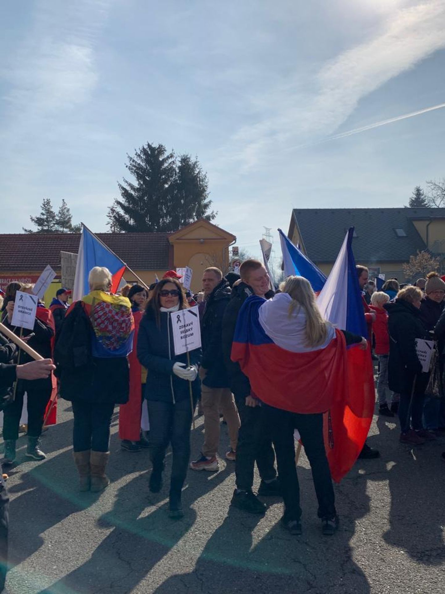 K domu ministra Jana Hamáčka se vydali demonstranti - 2 - GALERIE: K domu ministra Hamáčka se vydali demonstranti (3/4)