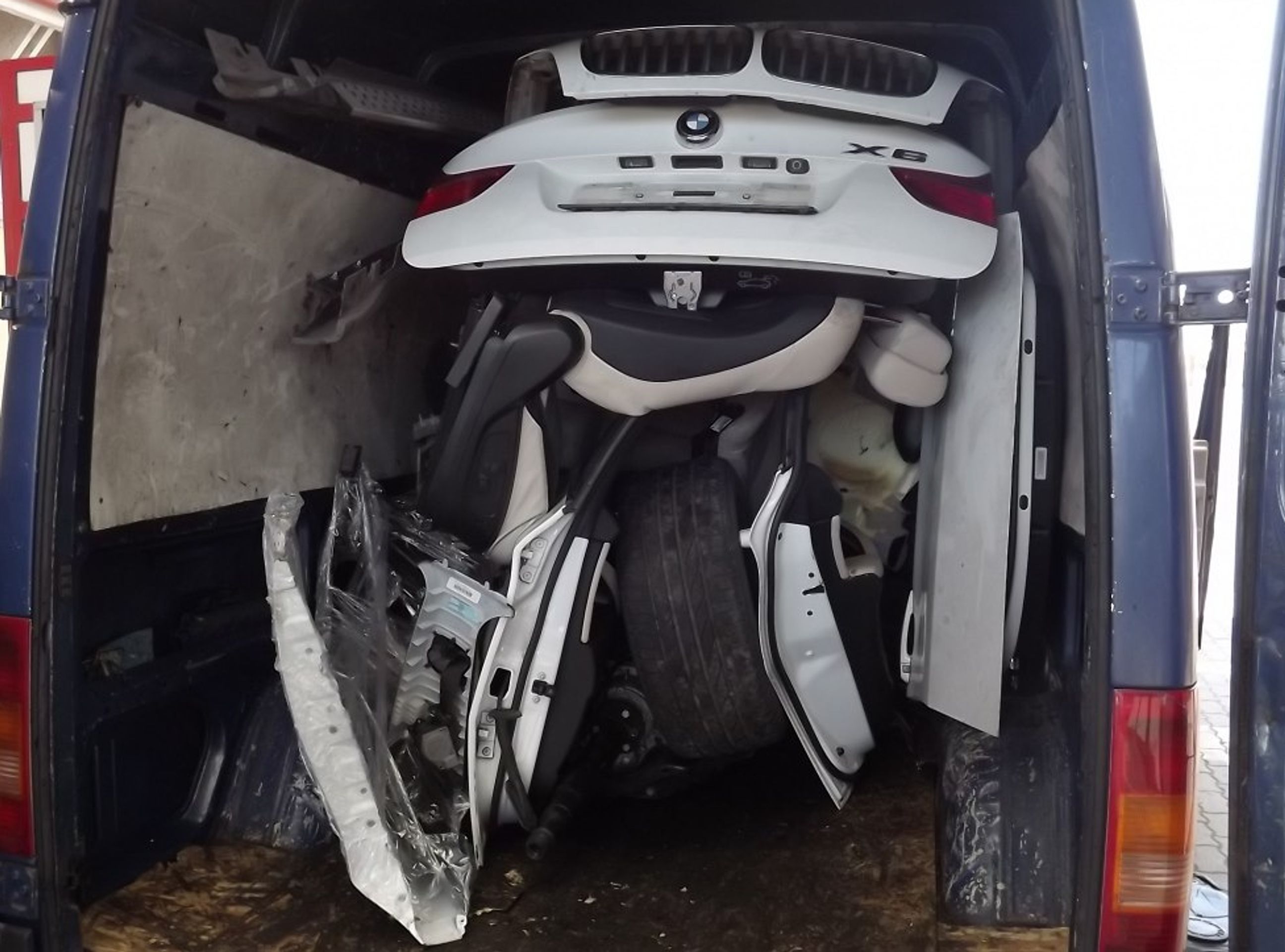 Rumun vezl rozebrané BMW X6 v dodávce - GALERIE: Rumun vezl rozebrané BMW X6 v dodávce (3/3)