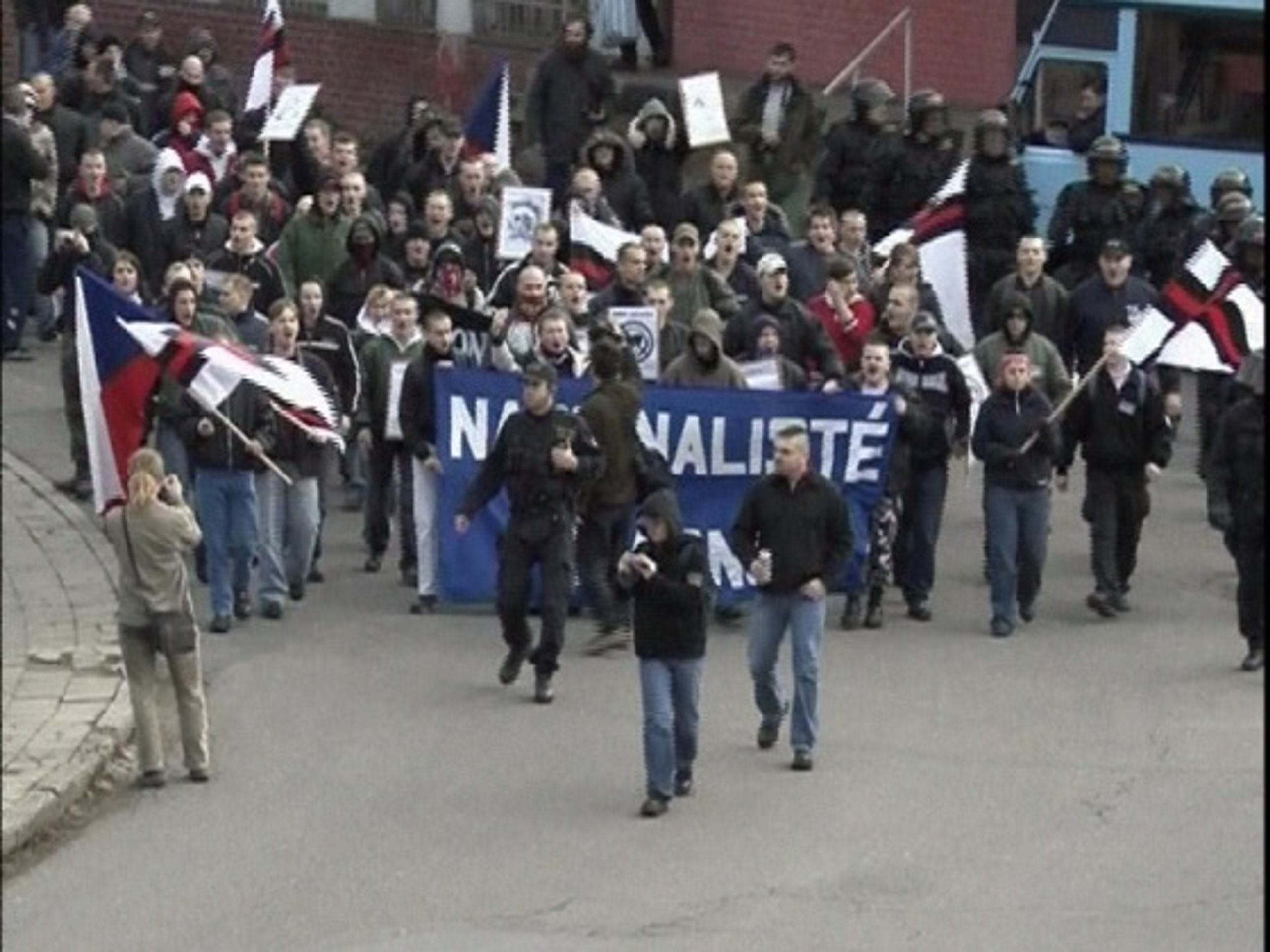 Demonstrace v Otrokovicích - Skini pochodující Otrokovicemi se střetli s anarchisty (1/3)