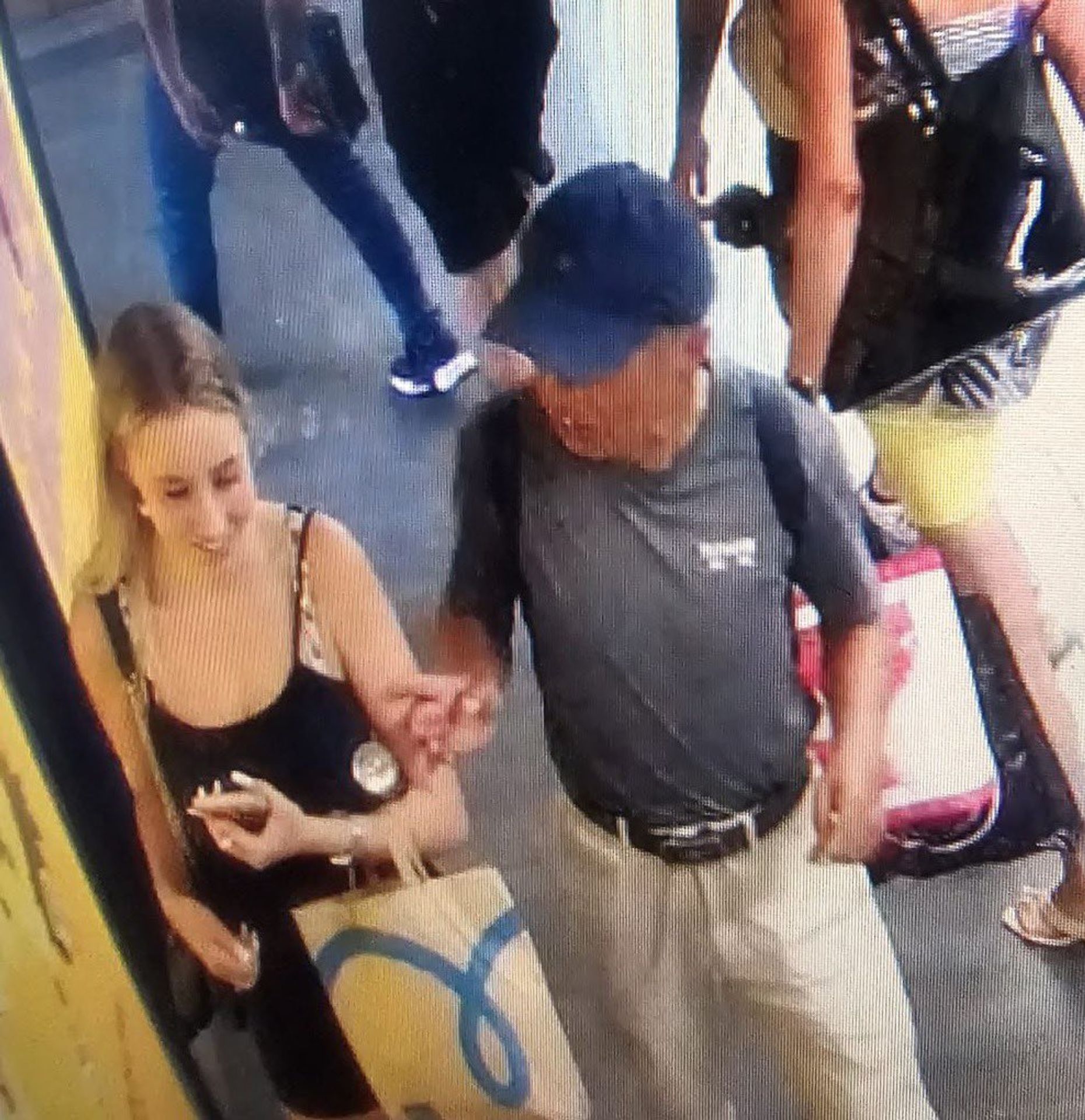 Policie stále pátrá po dívkách, které obtěžoval cizinec na Chodově - Policie stále pátrá po dívkách, které obtěžoval cizinec na Chodově (1/4)