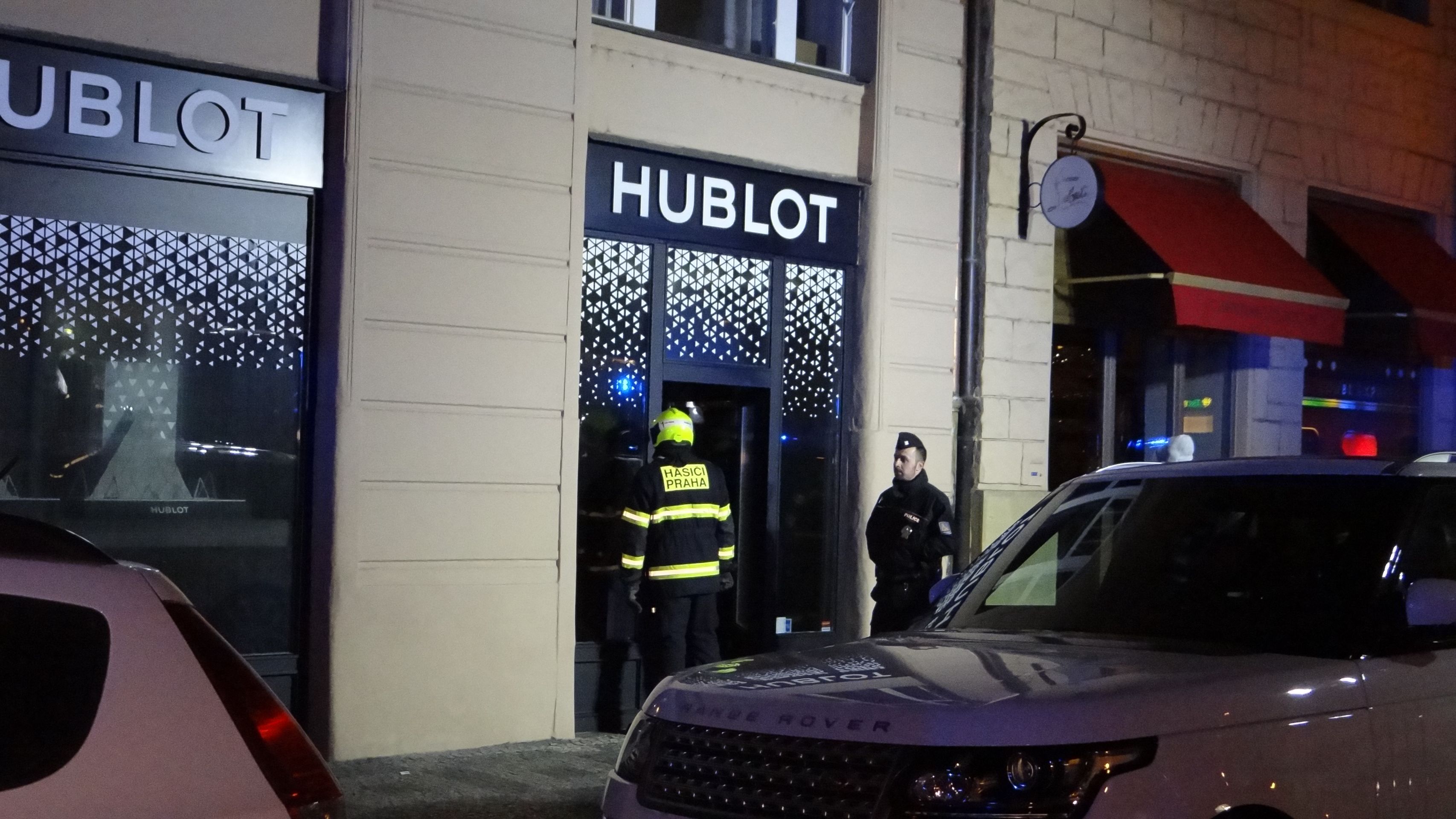 Tři jednotky hasičů měly požár velmi rychle pod kontrolou - GALERIE: Požár v prodejně luxusních hodinek v Praze (4/4)