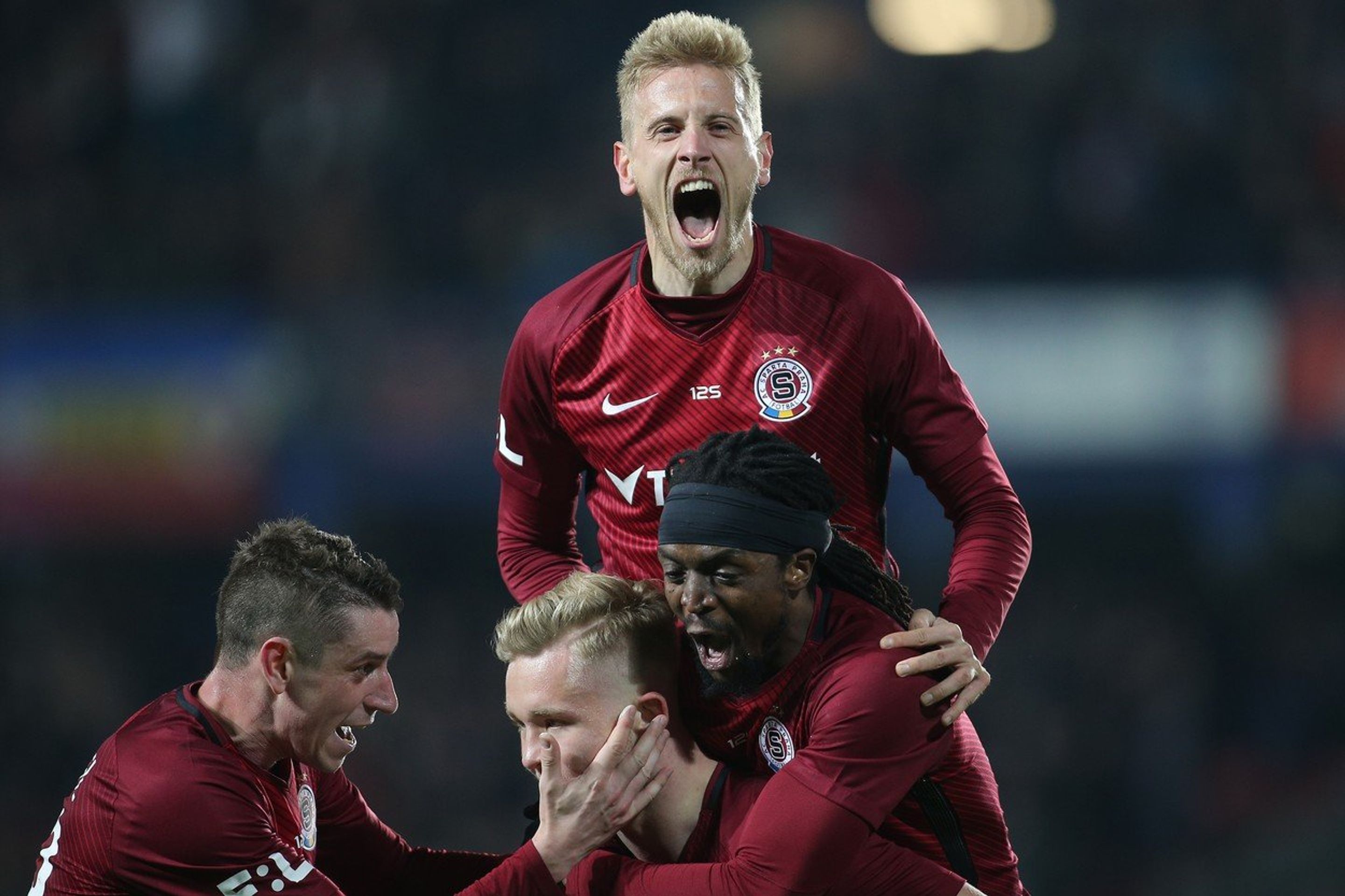 Fotbalisté Sparty slaví - GALERIE: Fotbalisté Sparty porazili Plzeň 4:0, ale zápas byl přerušen (4/4)