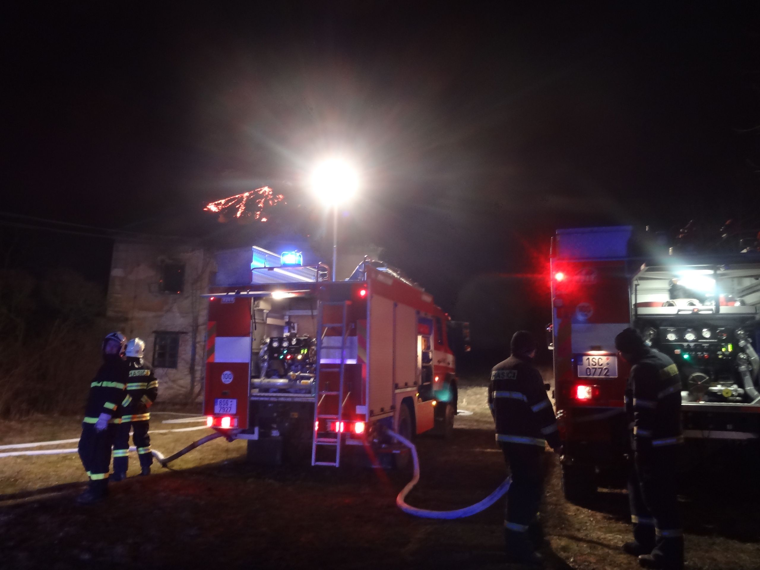 Požár chátrající budovy v areálu zámku ve Statenicích na Praze-západ - 7 - GALERIE: Požár chátrající budovy v areálu zámku ve Statenicích na Praze-západ (5/8)