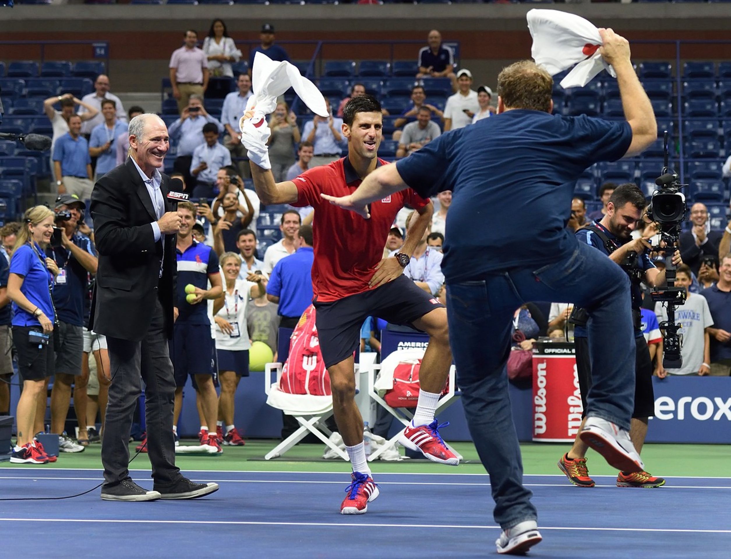 Novak Djokovič si zatančil na kurtu s fanouškem - GALERIE: Djokovič si zatančil na kurtu s fanouškem (2/5)