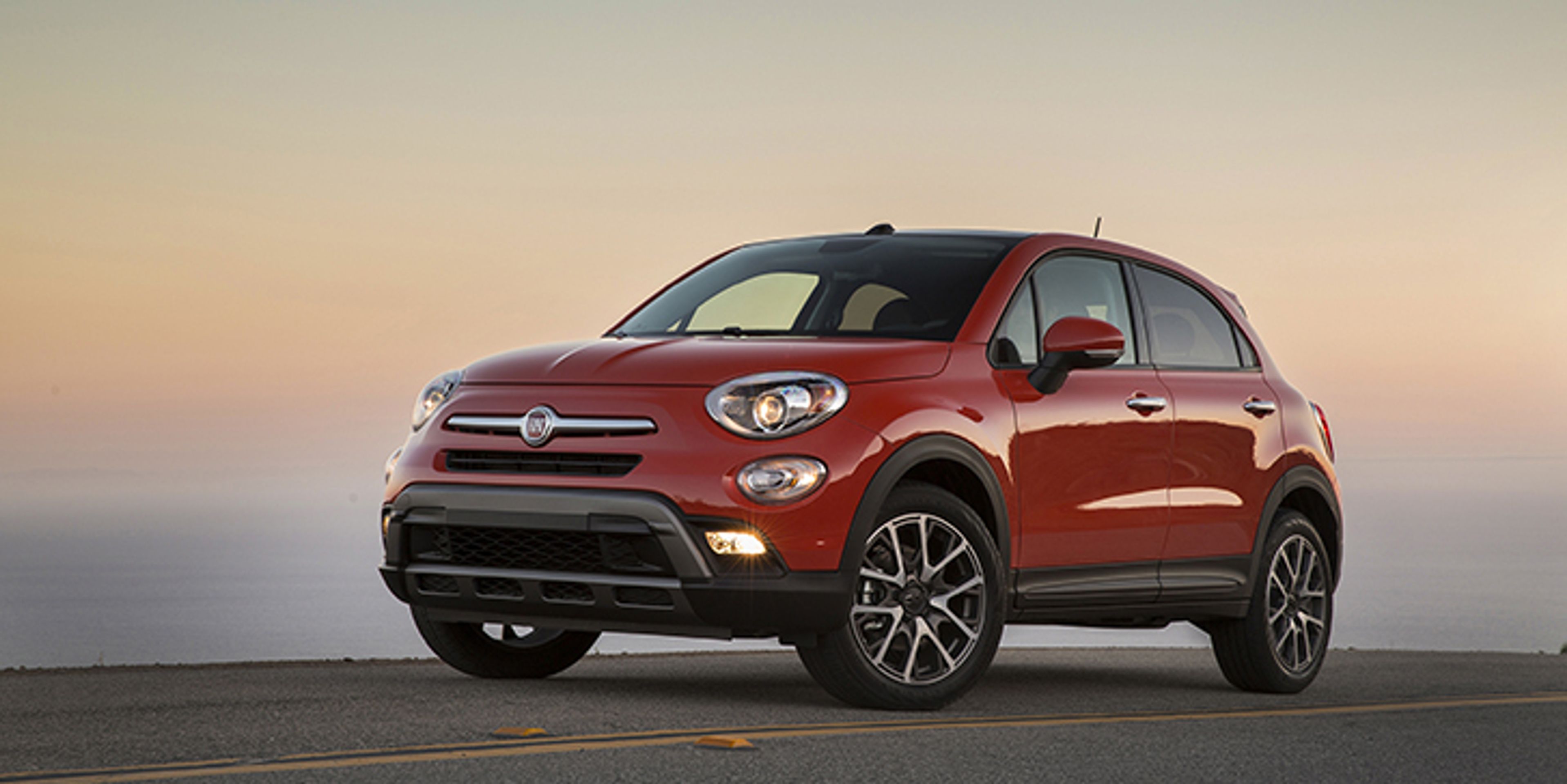 Fiat 500X. Malé SUV vycházející z populární pětistovky vloni propadlo o zhruba 50 %, koupilo si ho 337 zákazníků. Automobilka představovala nové motory. - Fotogalerie: Největší propadáky loňského roku (4/9)