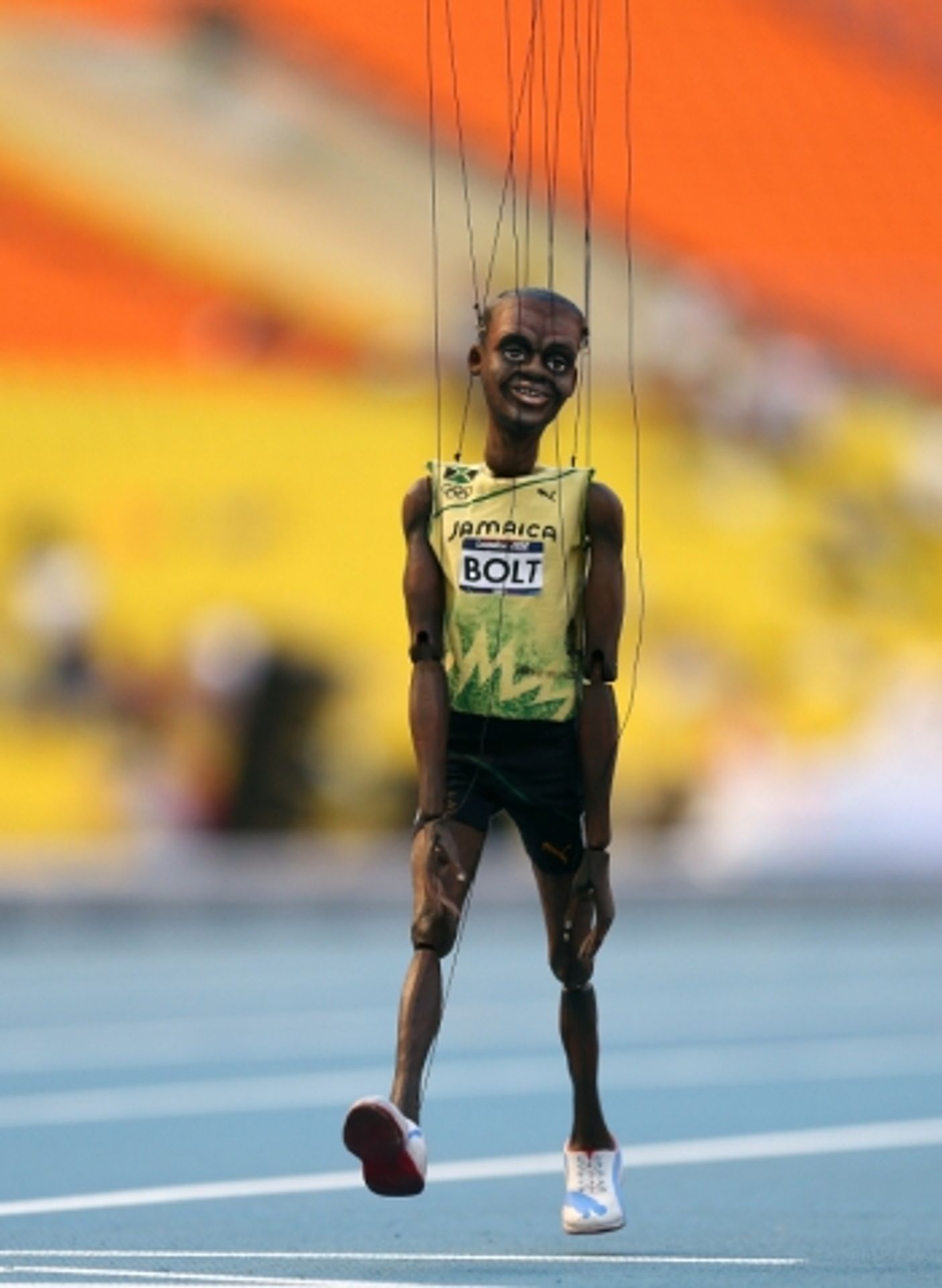 Usain Bolt jako loutka - GALERIE: Usain Bolt se na MS představil jako loutka (2/11)