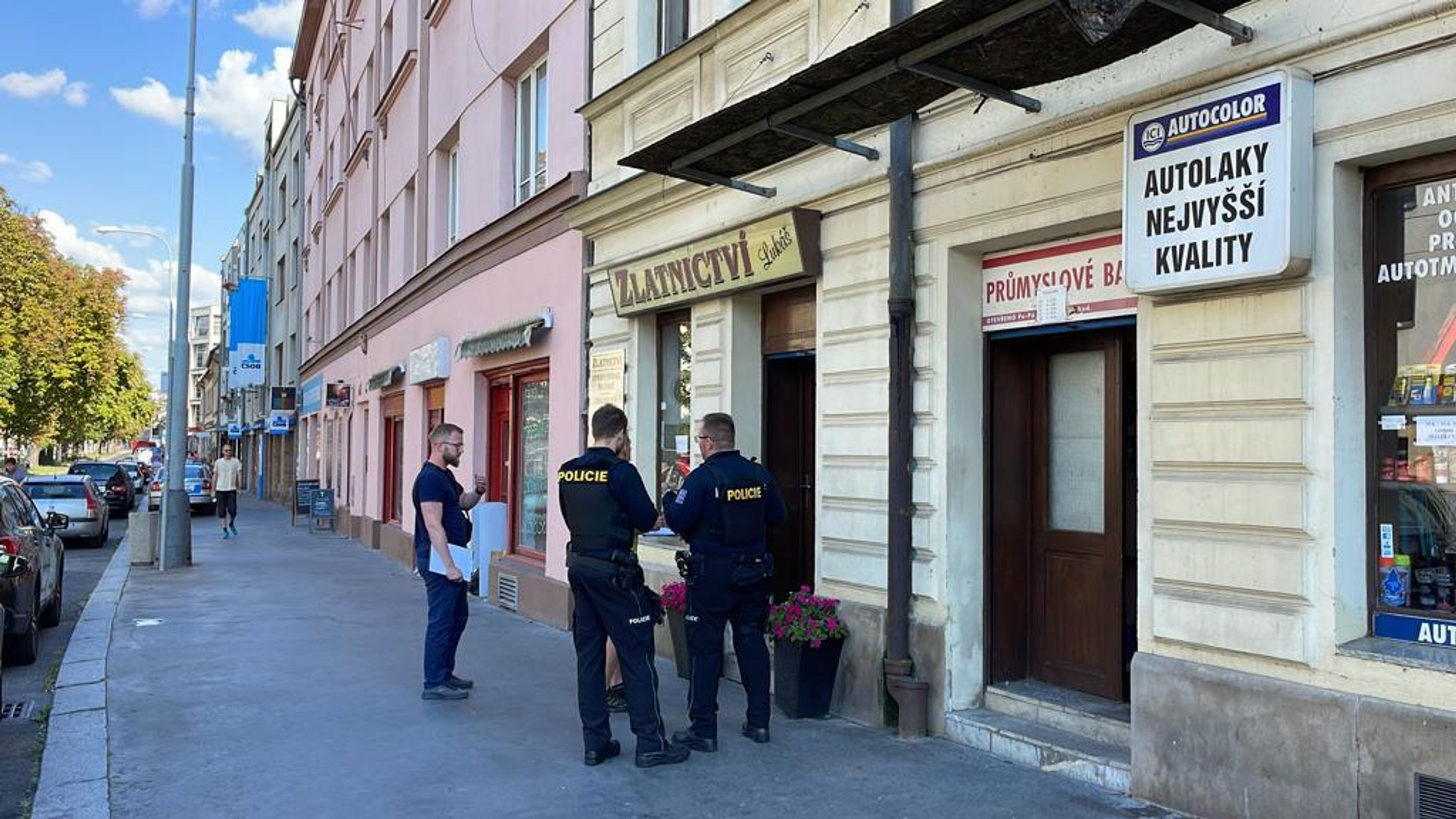 Loupežné přepadení zlatnictví v Praze (9) - Ozbrojený muž přepadl pražské zlatnictví (8/10)