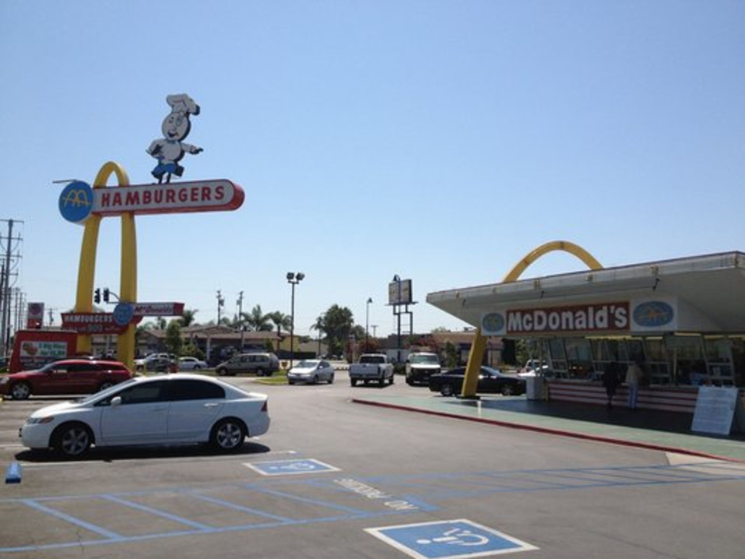 Nejstarší McDonald's - GALERIE: Nejstarší McDonald´s na světě! Takhle vypadal nejznámější fast food před 50 lety (2/9)