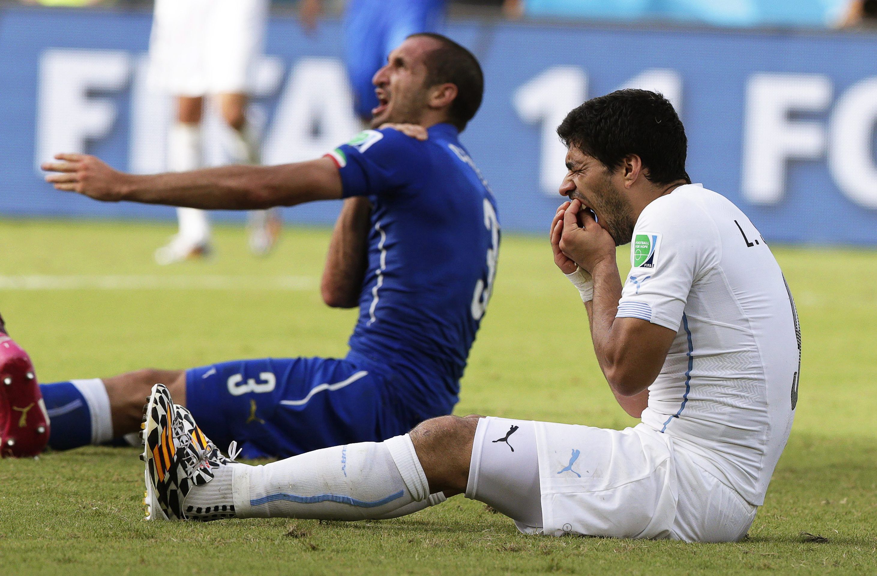 Suarez a jeho akce - Suarez šokoval celý svět (7/8)