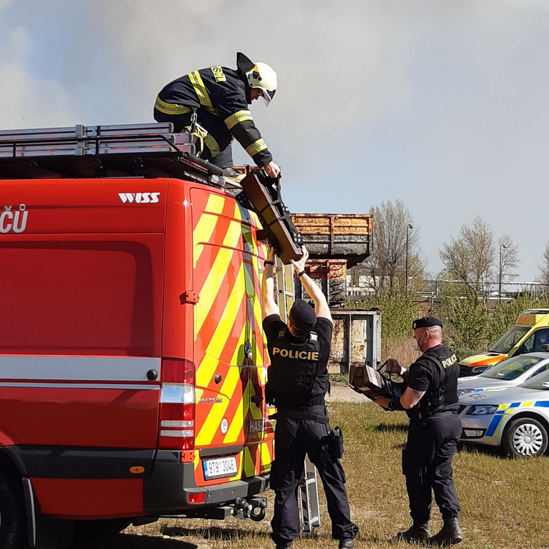 Požár v areálu průmyslové společnosti v ostravské části Vítkovice - 2 - GALERIE: Požár vrakoviště na Ostravsku (6/8)