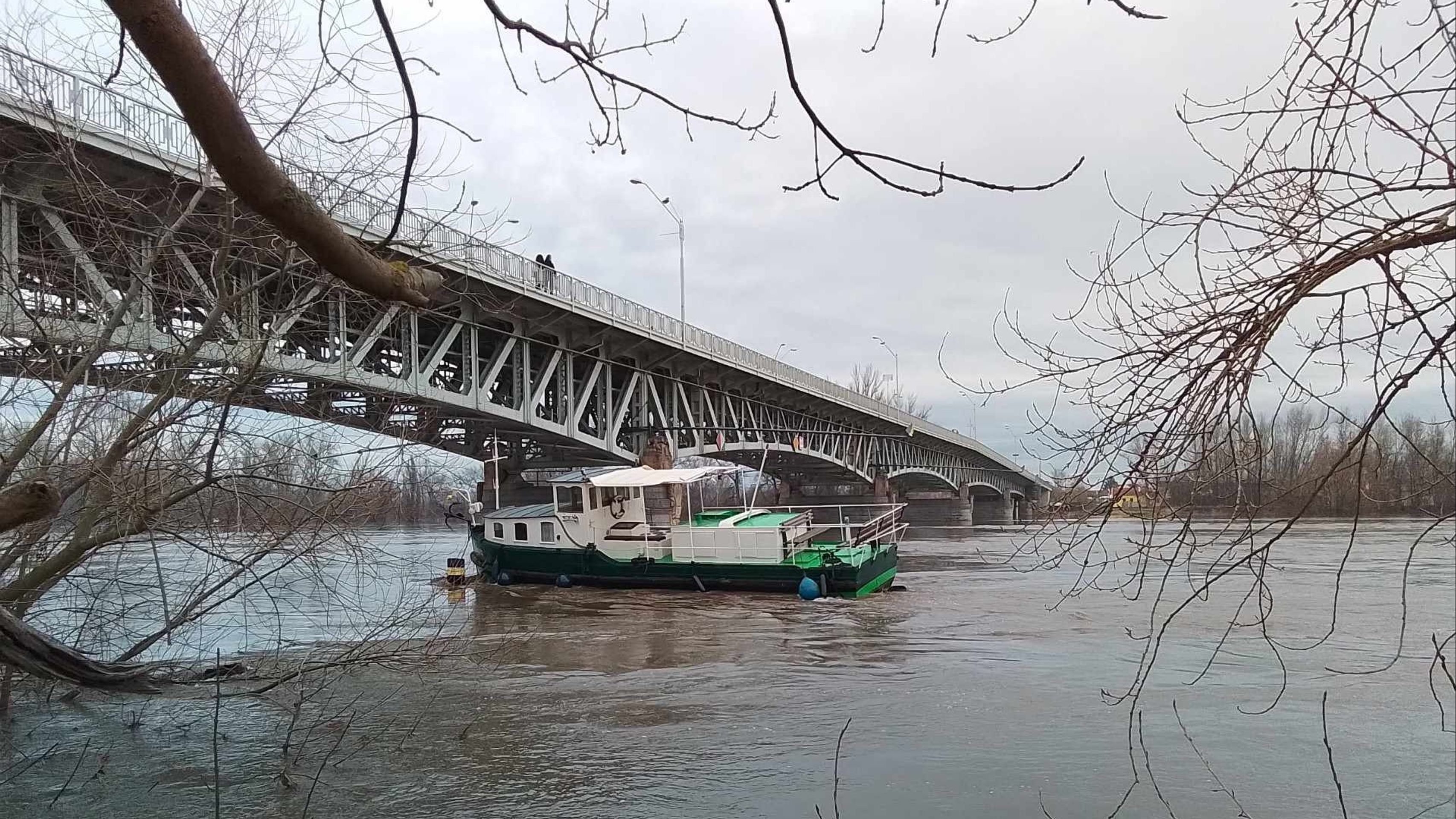 Loď, která uvízla pod Tyršovým mostem v Litoměřicích - Velká voda utrhla molo i s lodí (4/4)