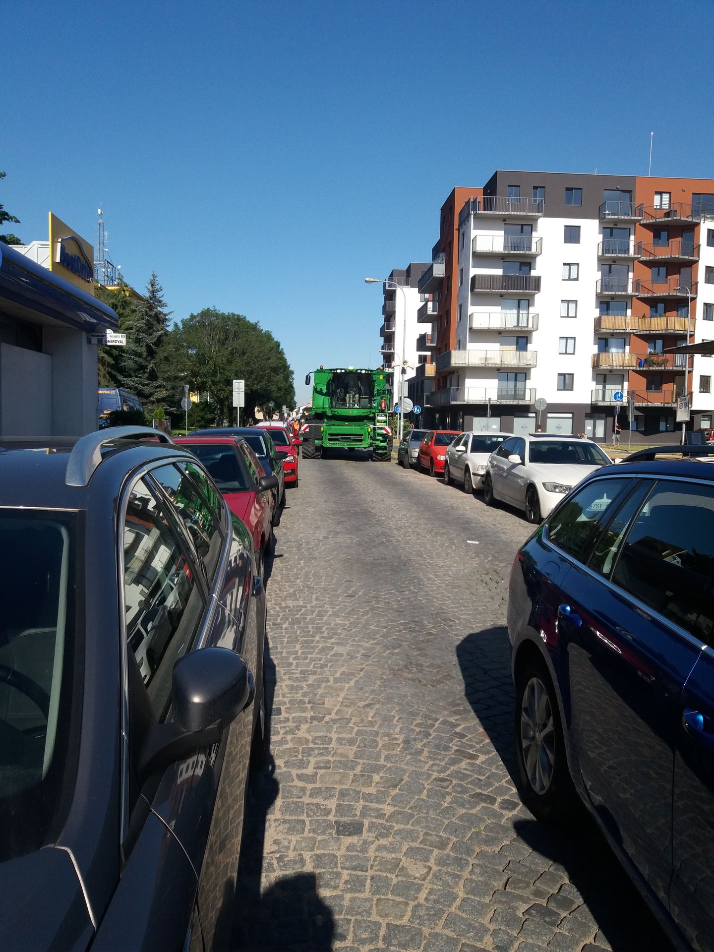 V Pardubicích se zasekl na ulici kombajn - 6 - GALERIE: V Pardubicích se zasekl na ulici kombajn (2/8)