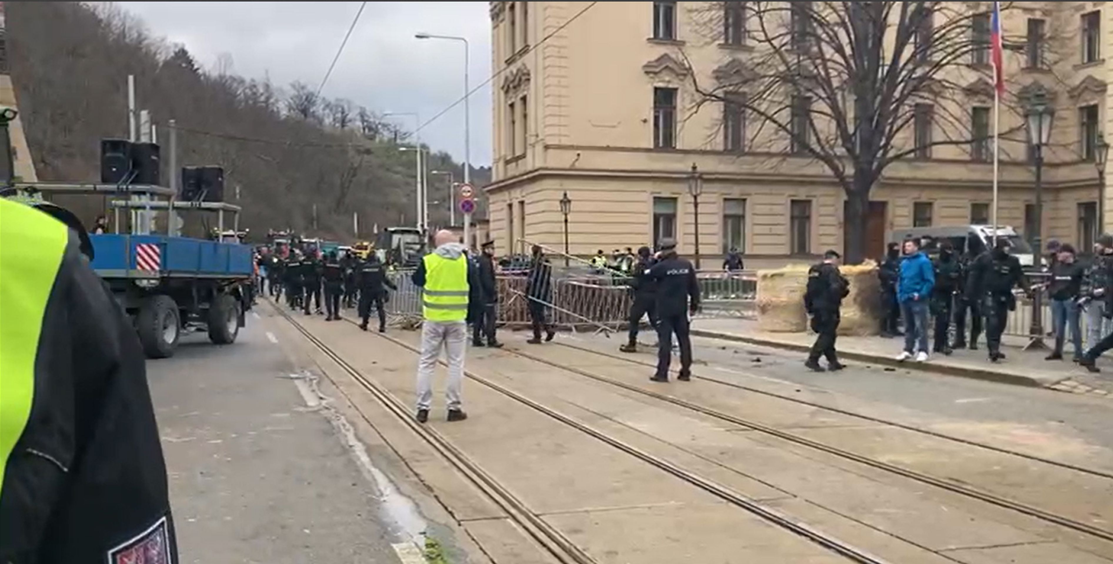 Policisté hnůj oplotili (2) - Protestující zemědělci v Praze (5/21)