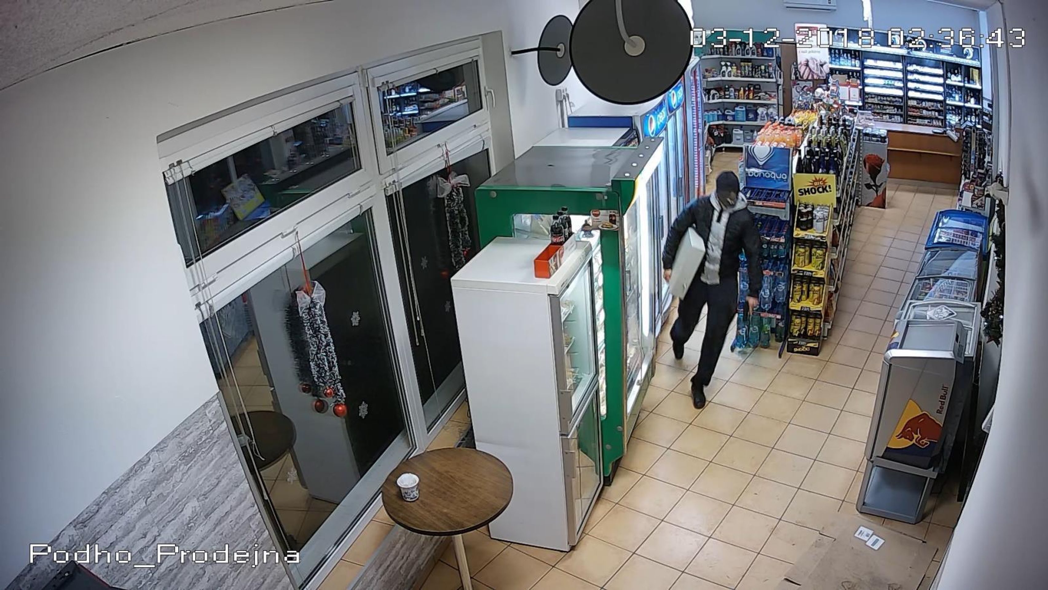 Loupežné přepadení obsluhy čerpací stanice na Mělnicku - 5 - GALERIE: Obviněné z vraždy a loupeže na pumpě u Nelahozevsi vedou k soudu (12/17)