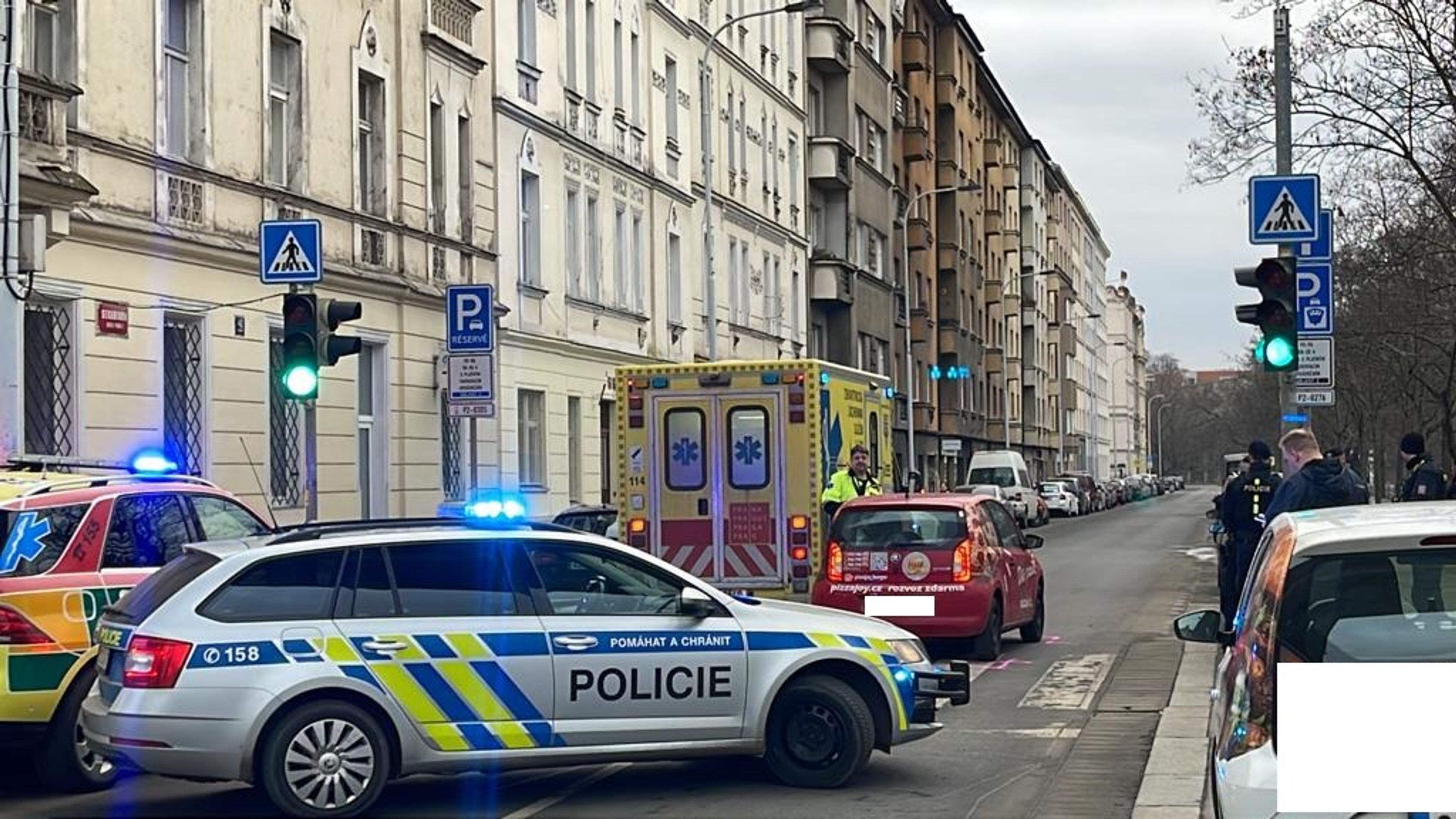 Auto v Praze srazilo dvě chodkyně - Nehody v Praze (7/8)
