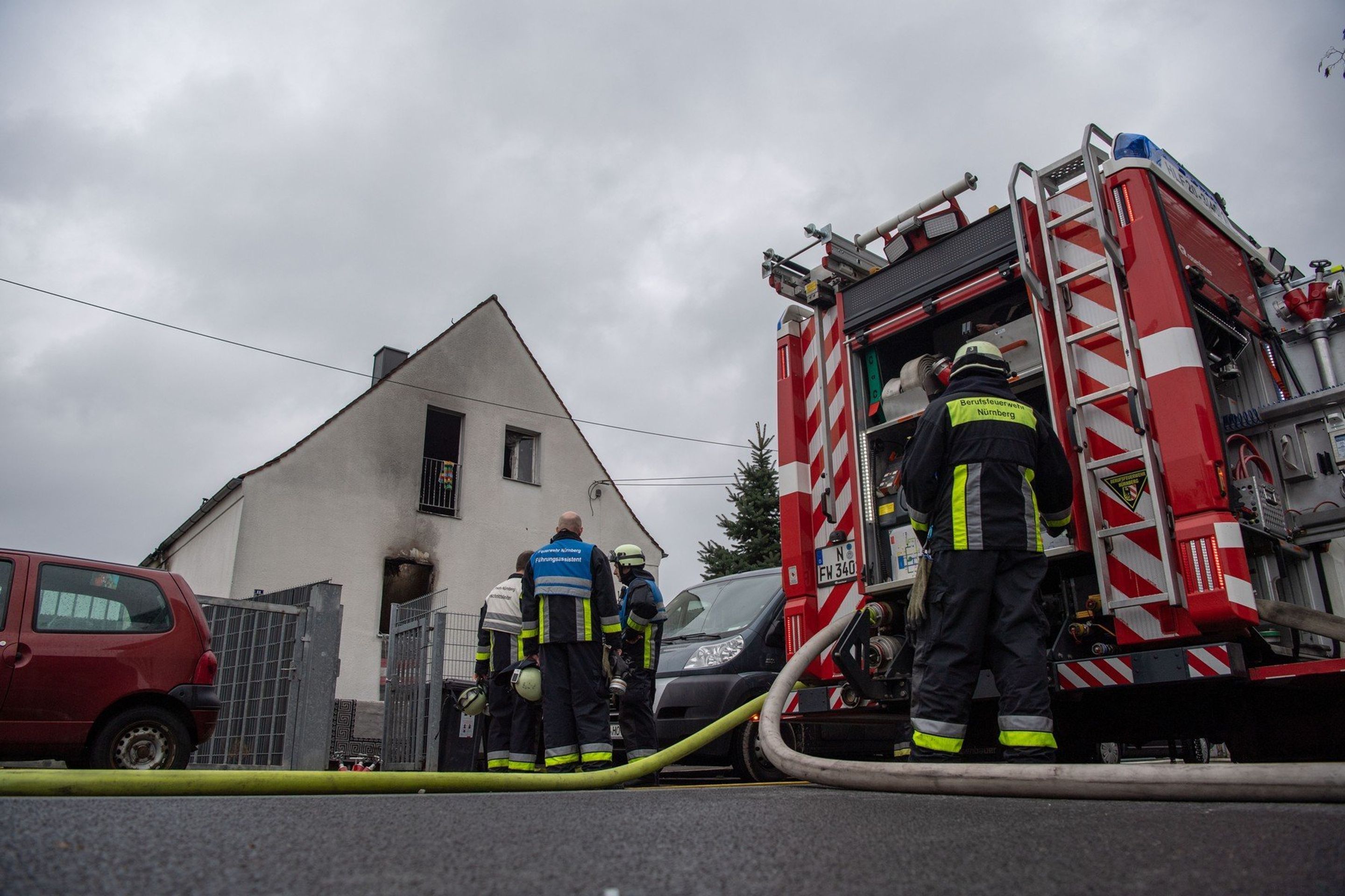 Při požáru v Norimberku zemřely čtyři děti a žena - 1 - GALERIE: Tragický požár v Norimberku (2/4)