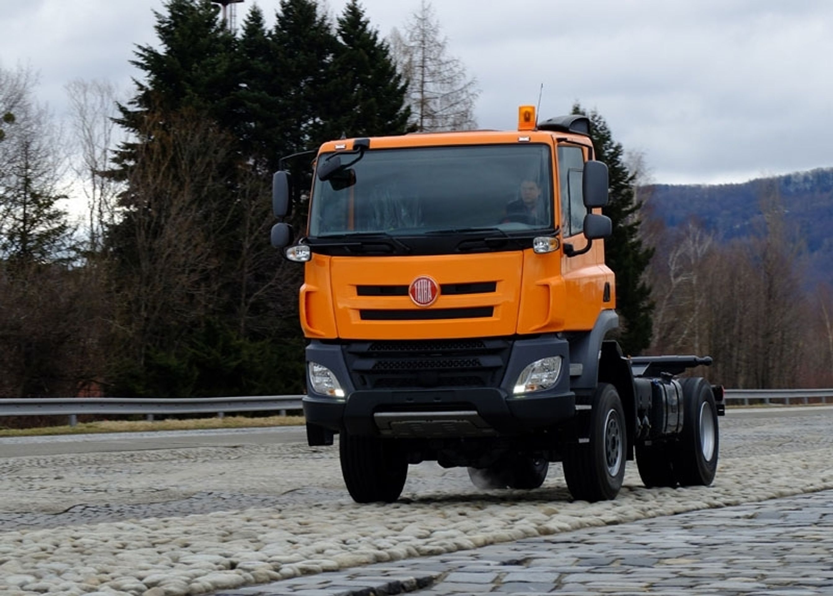 Učnovská Tatra Phoenix - 11 - Fotogalerie: Tatru Phoenix postavila desítka učňů (7/8)