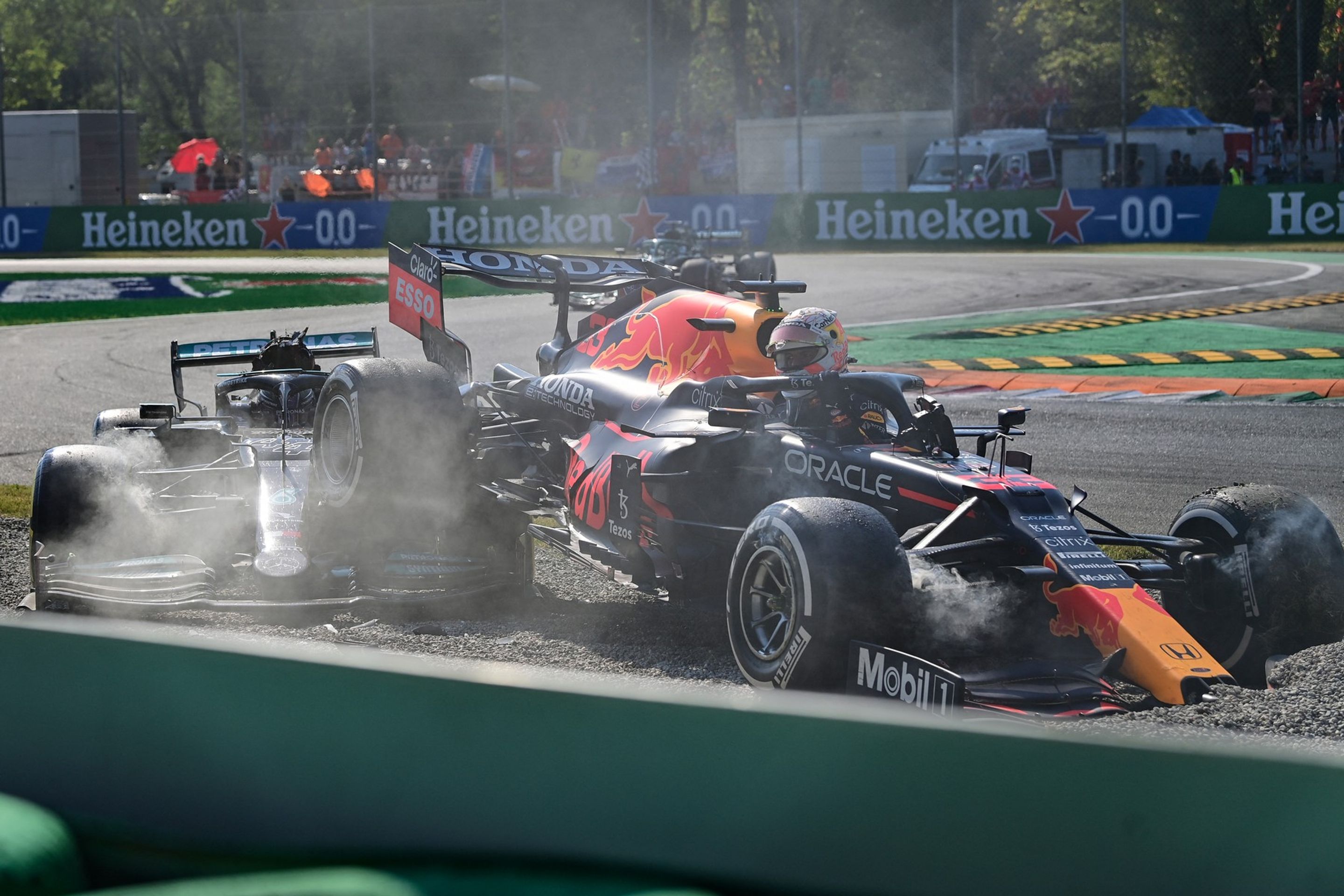 Formule Maxe Verstappena přejela Lewise Hamiltona - Děsivá srážka Maxe Verstappena a Lewise Hamiltona (7/9)